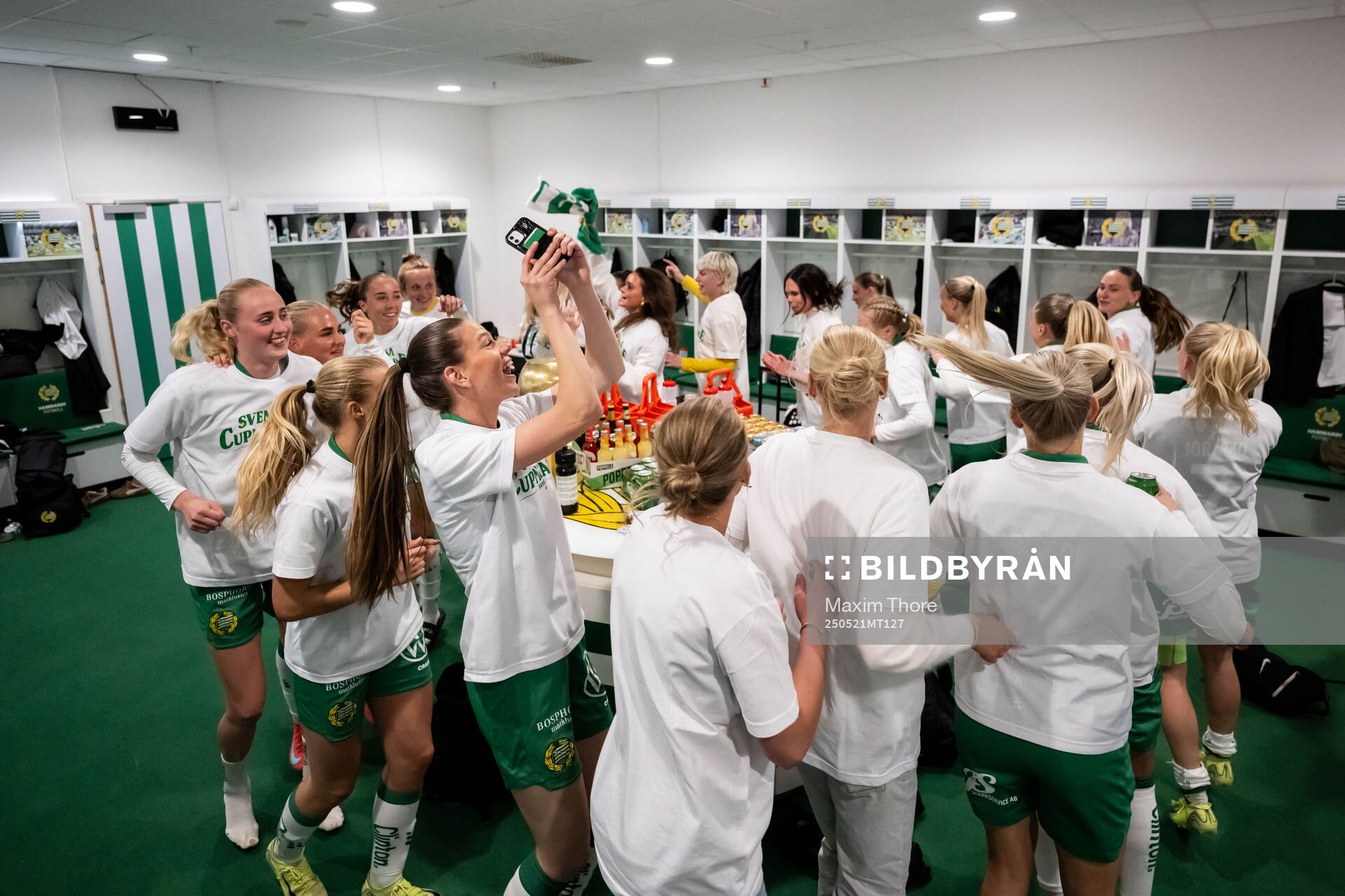 Hammarbys spelare jublar i omklädningsrummet efter finalen i Svenska Cupen mellan Hammarby och IFK Norrköping den 21 maj 2025 i Stockholm.