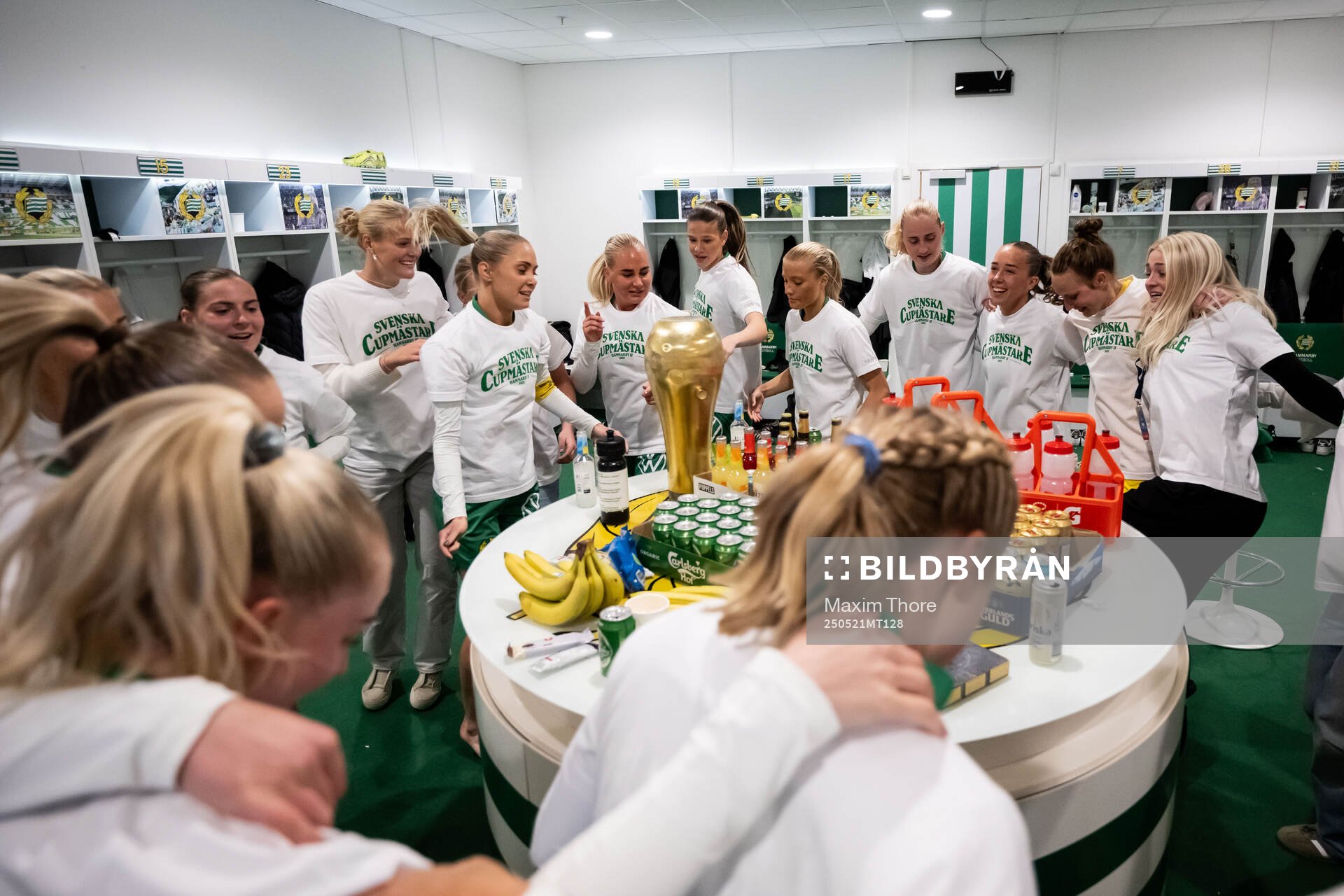 Hammarbys spelare jublar i omklädningsrummet efter finalen i Svenska Cupen mellan Hammarby och IFK Norrköping den 21 maj 2025 i Stockholm.