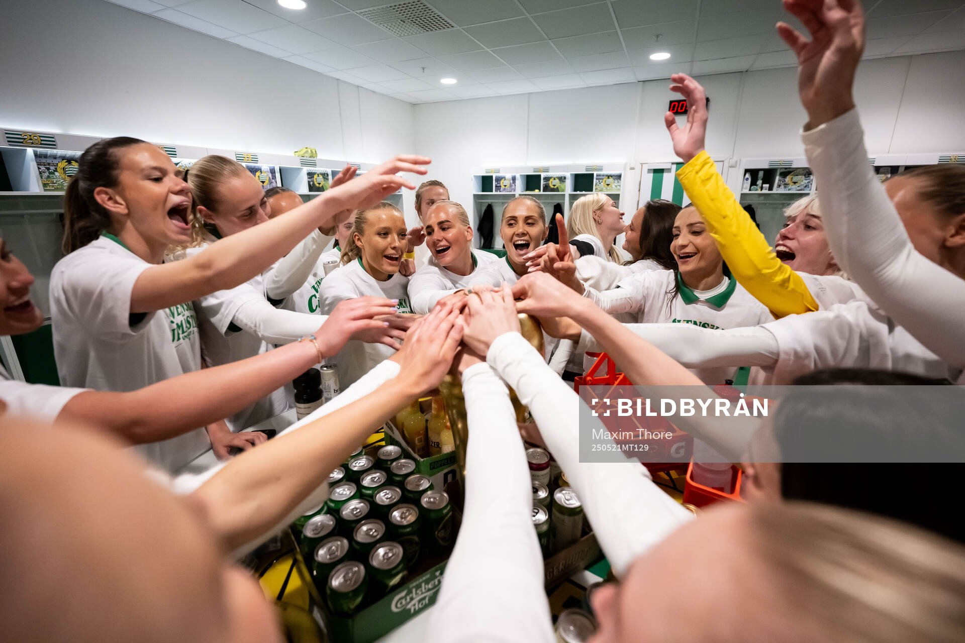 Hammarbys spelare jublar i omklädningsrummet efter finalen i Svenska Cupen mellan Hammarby och IFK Norrköping den 21 maj 2025 i Stockholm.