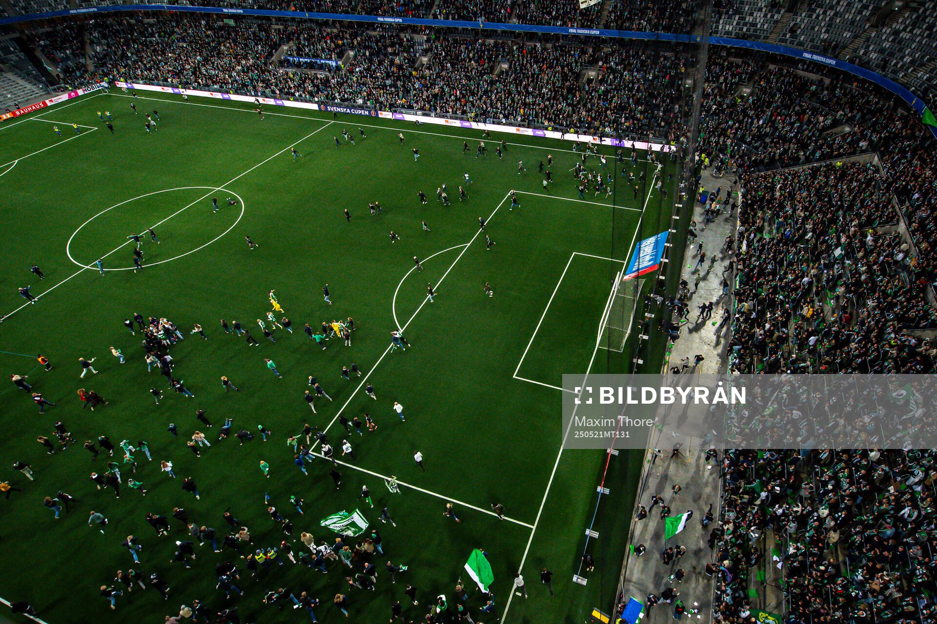 Hammarbys supportrar stormar planen