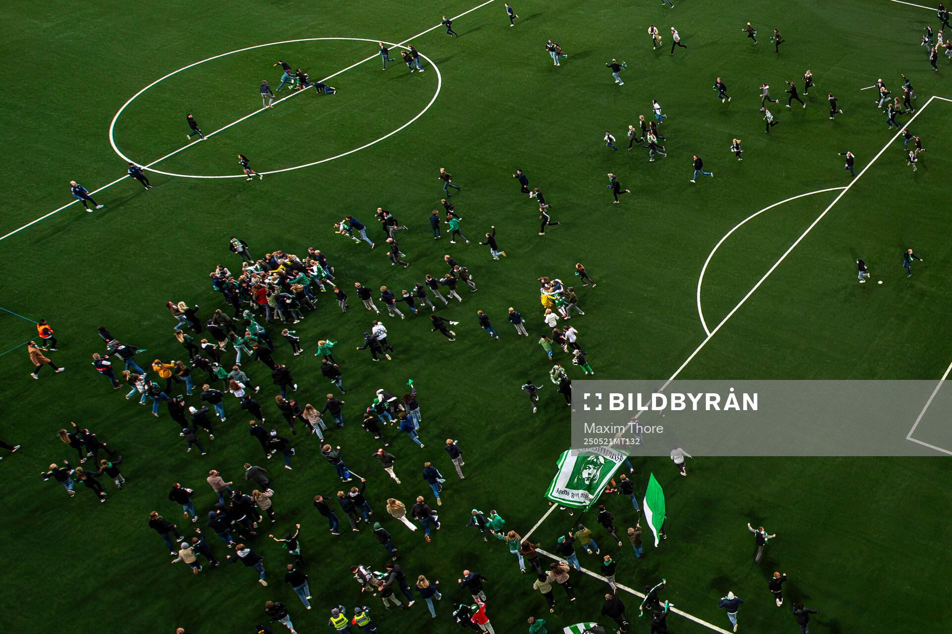 Hammarbys supportrar stormar planen