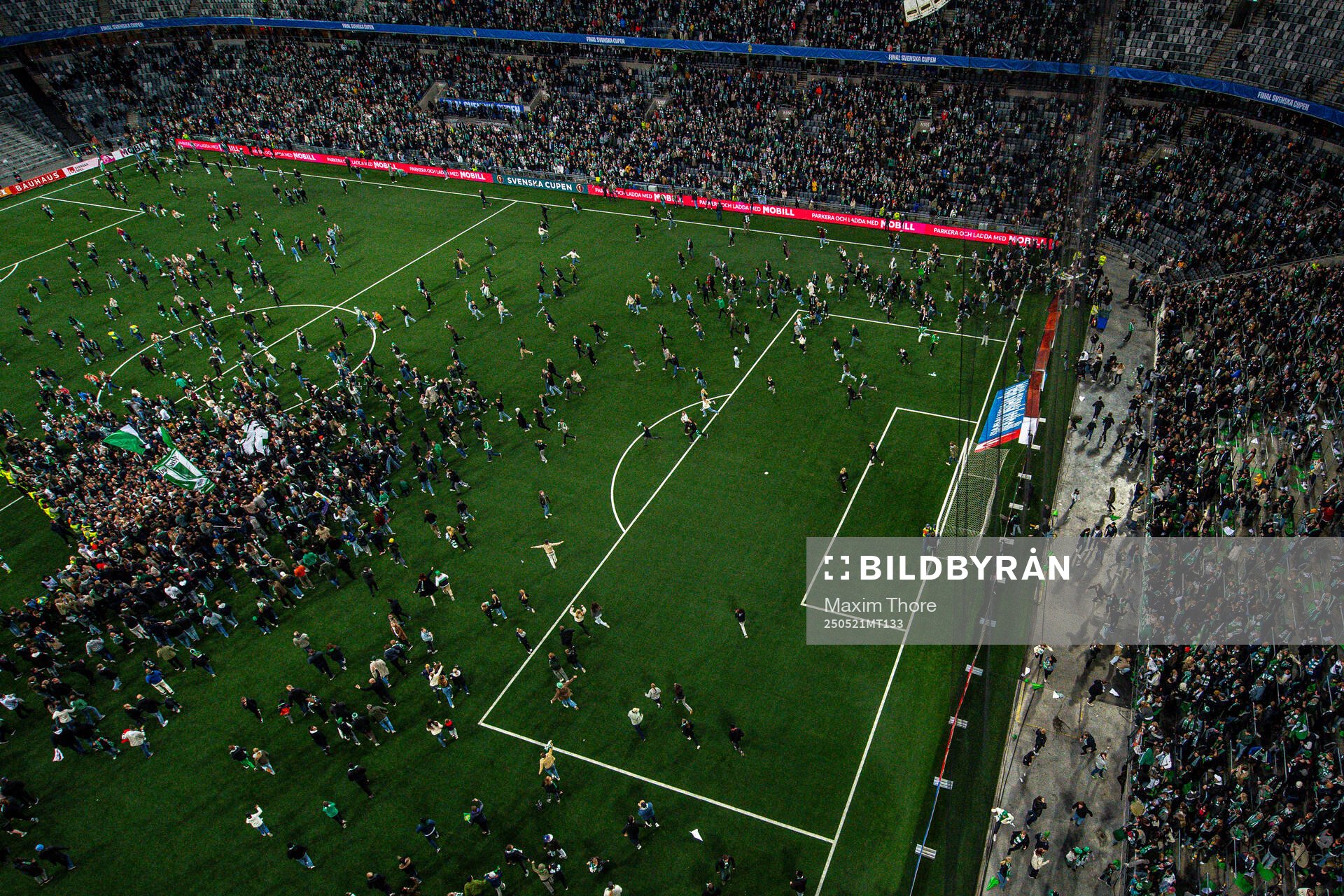 Hammarbys supportrar stormar planen