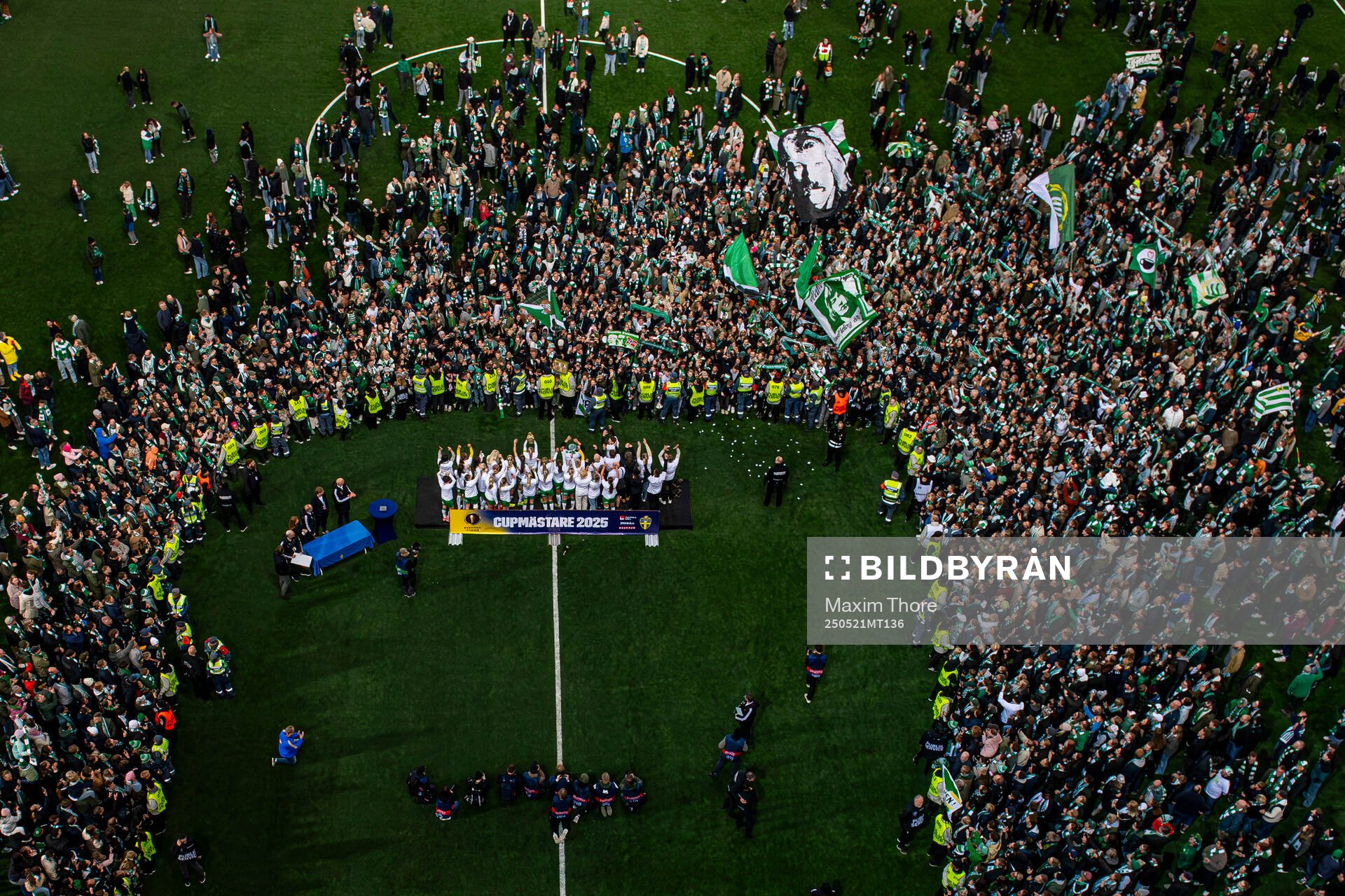 Hammarbys spelare jublar och lyfter pokalen efter finalen i Svenska Cupen mellan Hammarby och IFK Norrköping den 21 maj 2025 i Stockholm.