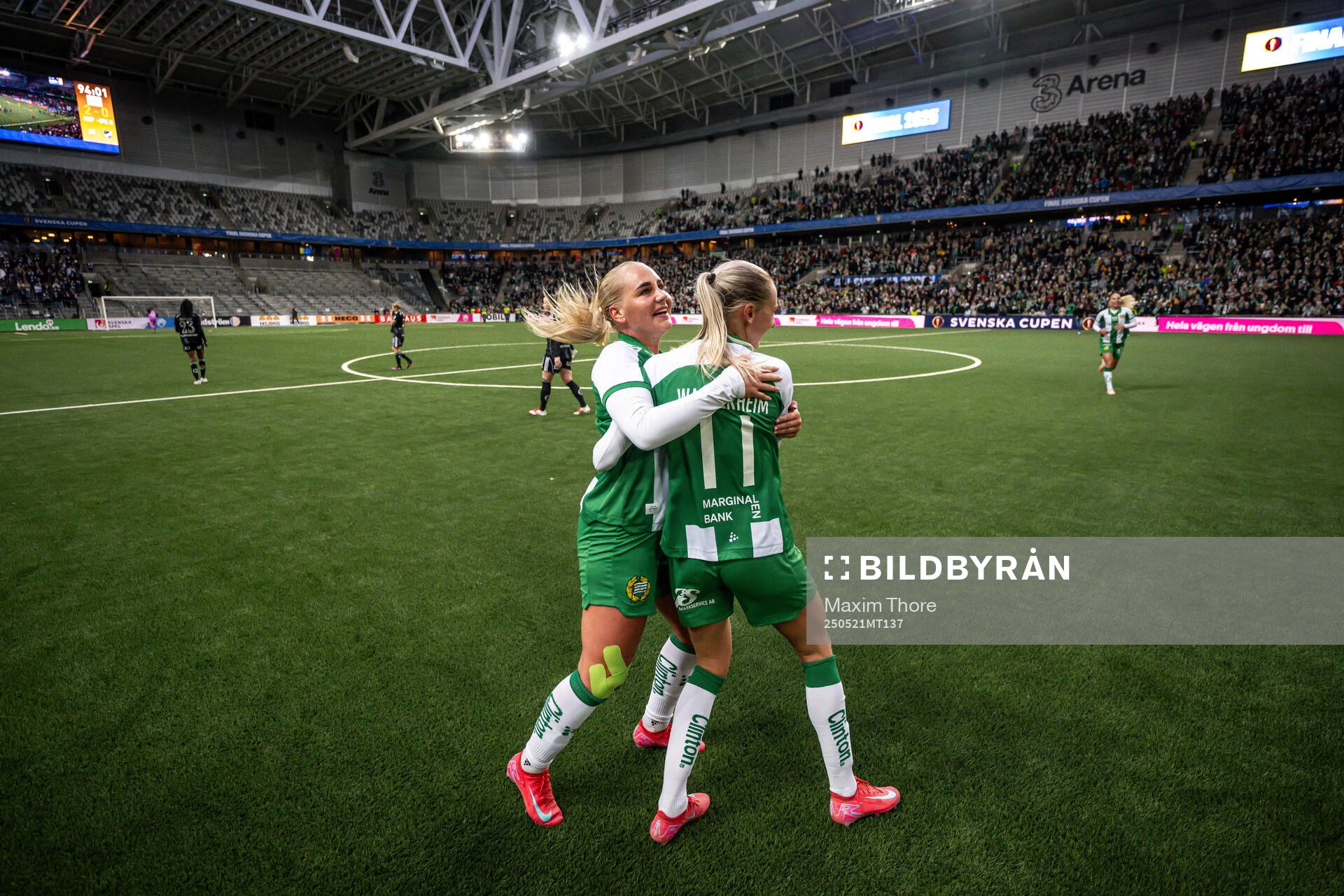 Ellen Wangerheim och Cathinka Tandberg jublar efter finalen i Svenska Cupen mellan Hammarby och IFK Norrköping den 21 maj 2025 i Stockholm.