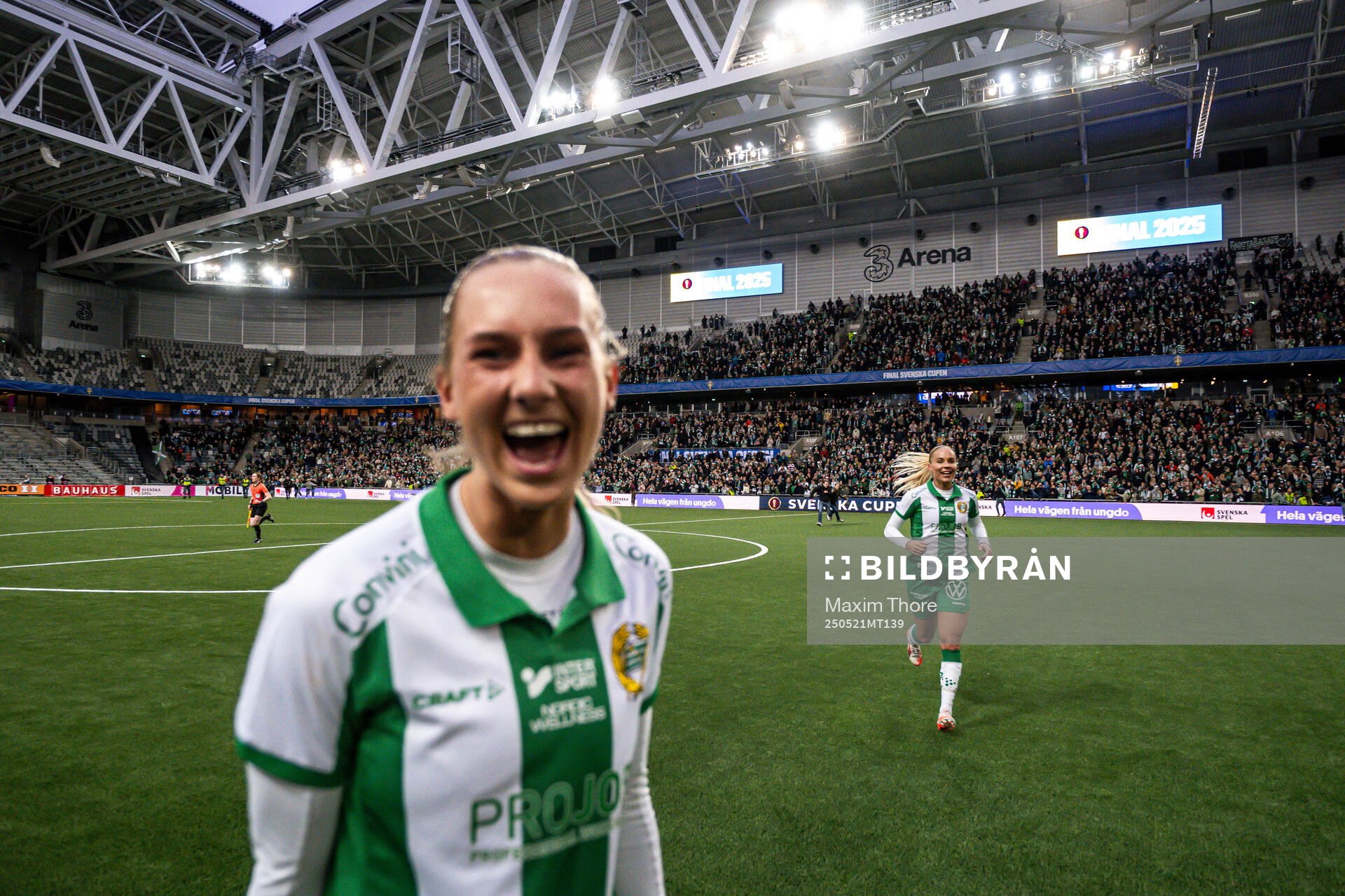 Hammarbys Ellen Wangerheim och Stina Lennartsson jublar efter finalen i Svenska Cupen mellan Hammarby och IFK Norrköping den 21 maj 2025 i Stockholm.