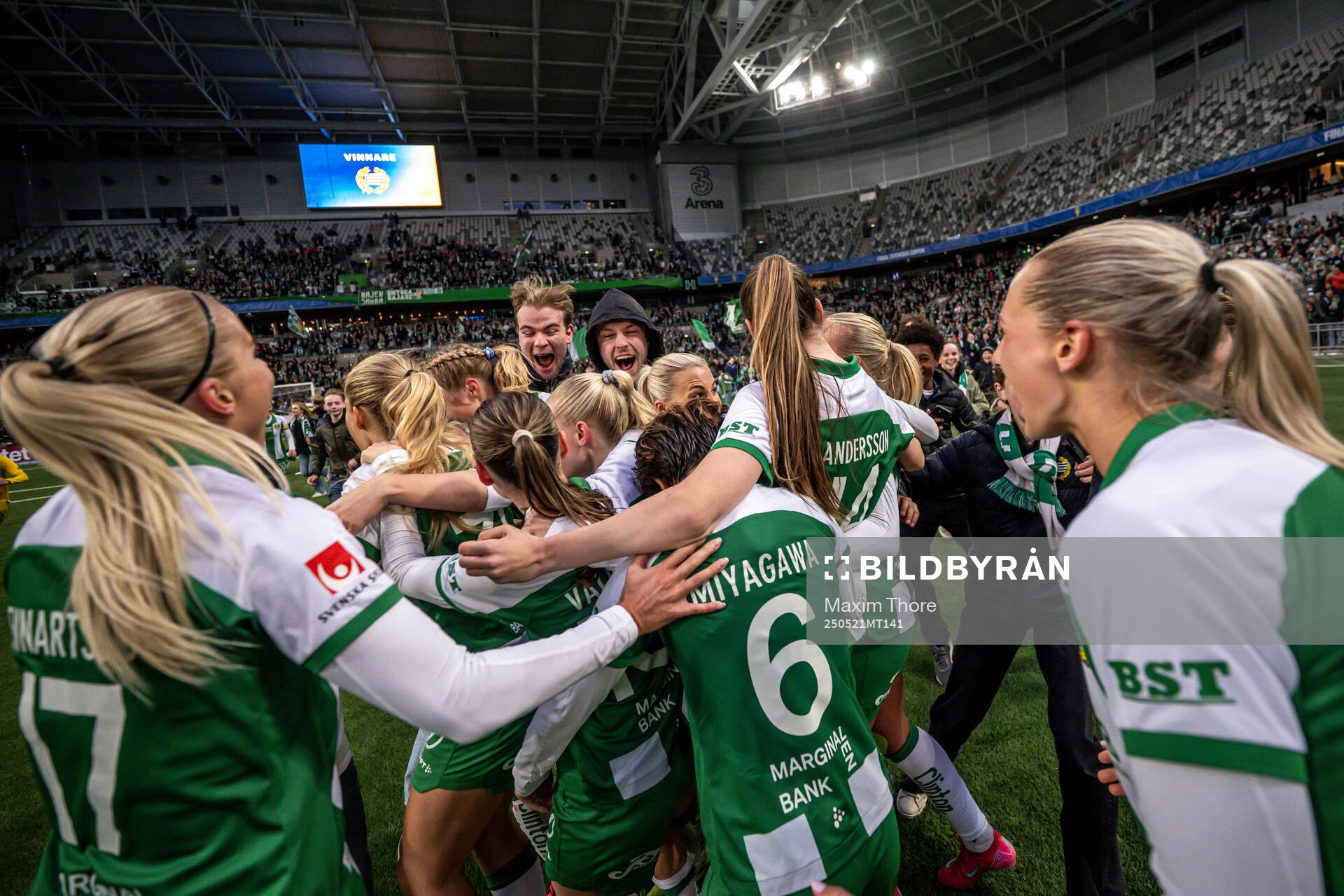 Hammarbys Ellen Wangerheim, Stina Lennartsson, Asato Miyagawa och Bella Andersson jublar efter finalen i Svenska Cupen mellan Hammarby och IFK Norrköping den 21 maj 2025 i Stockholm.