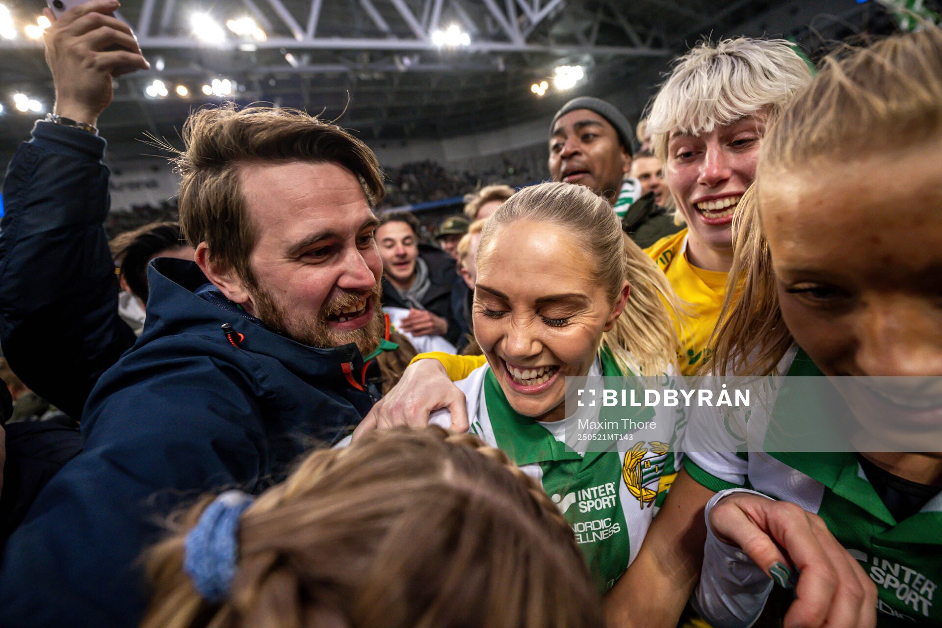 Hammarbys Alice Carlsson, målvakt Moa Edrud och Smilla Holmberg jublar efter finalen i Svenska Cupen mellan Hammarby och IFK Norrköping den 21 maj 2025 i Stockholm. 