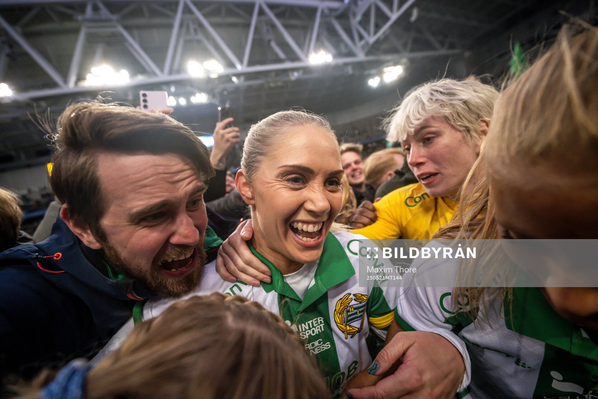 Hammarbys Alice Carlsson och målvakt Moa Edrud jublar