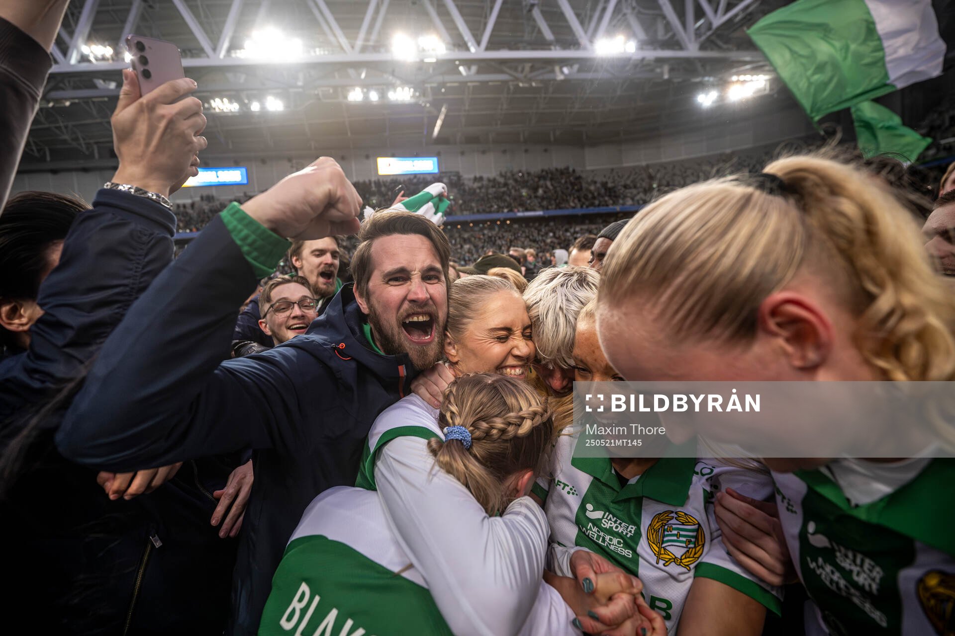 Hammarbys Alice Carlsson, målvakt Moa Edrud och Smilla Holmberg jublar efter finalen i Svenska Cupen mellan Hammarby och IFK Norrköping den 21 maj 2025 i Stockholm.