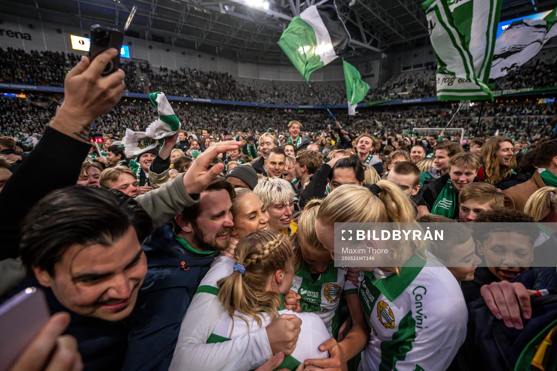Hammarbys Alice Carlsson och målvakt Moa Edrud jublar efter finalen i Svenska Cupen mellan Hammarby och IFK Norrköping den 21 maj 2025 i Stockholm.