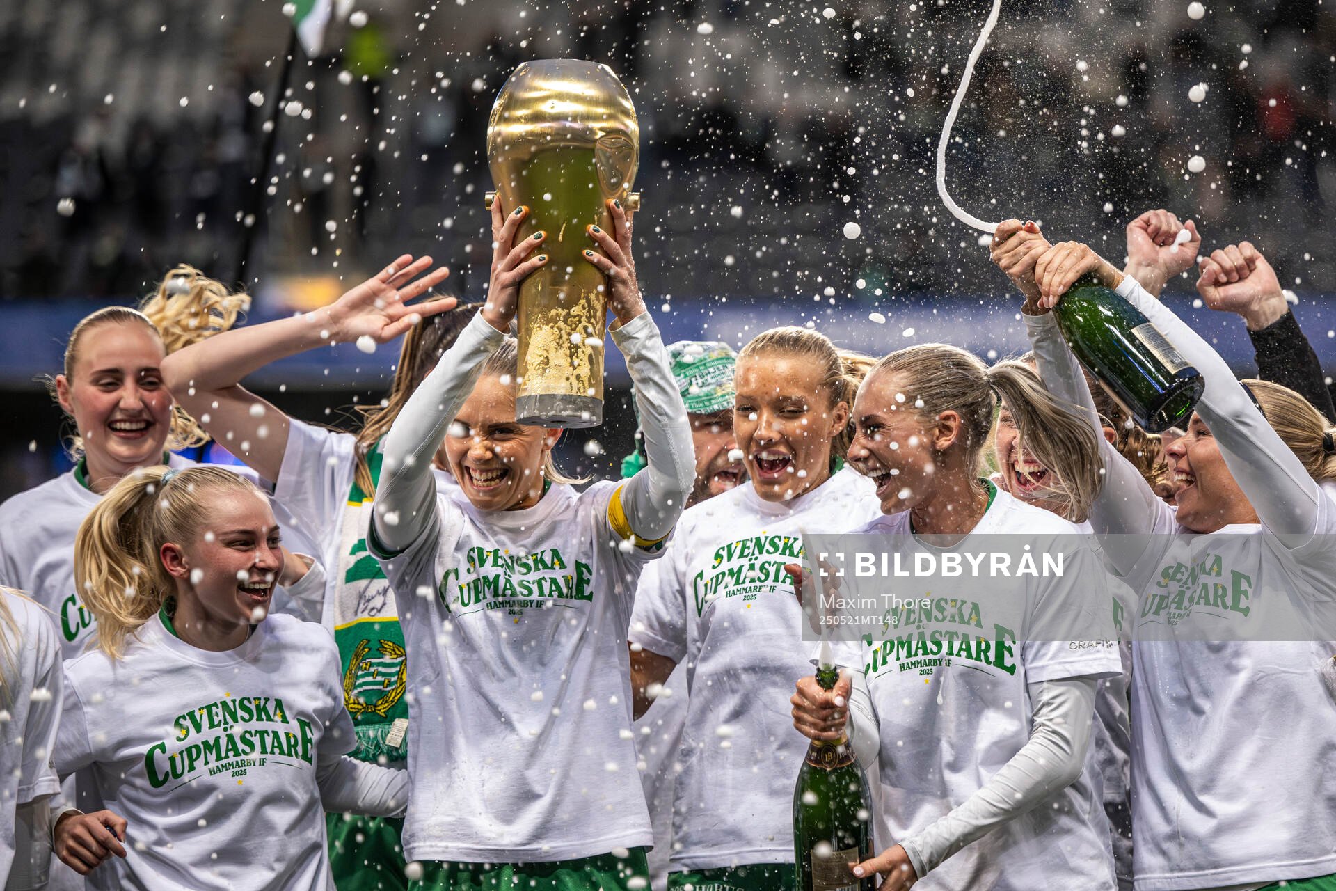 Hammarbys Alice Carlsson, Smilla Holmberg och Ellen Wangerheim jublar med pokalen och lagkamrater efter finalen i Svenska Cupen mellan Hammarby och IFK Norrköping den 21 maj 2025 i Stockholm.