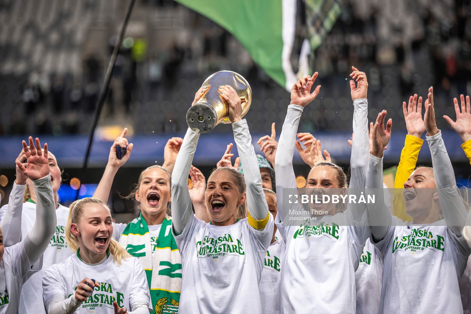 Hammarbys Alice Carlsson jublar och lyfter pokalen