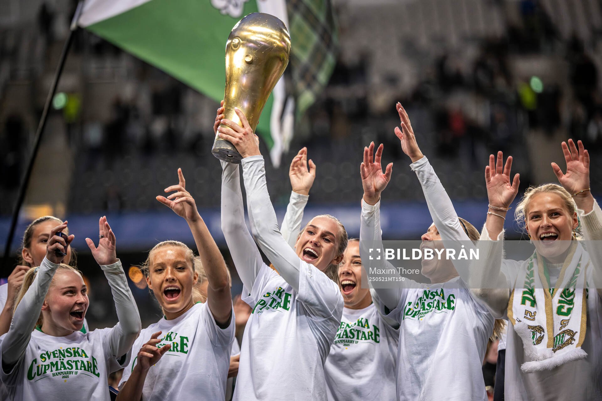 Hammarbys Ellen Wangerheim jublar och lyfter pokalen efter finalen i Svenska Cupen mellan Hammarby och IFK Norrköping den 21 maj 2025 i Stockholm.