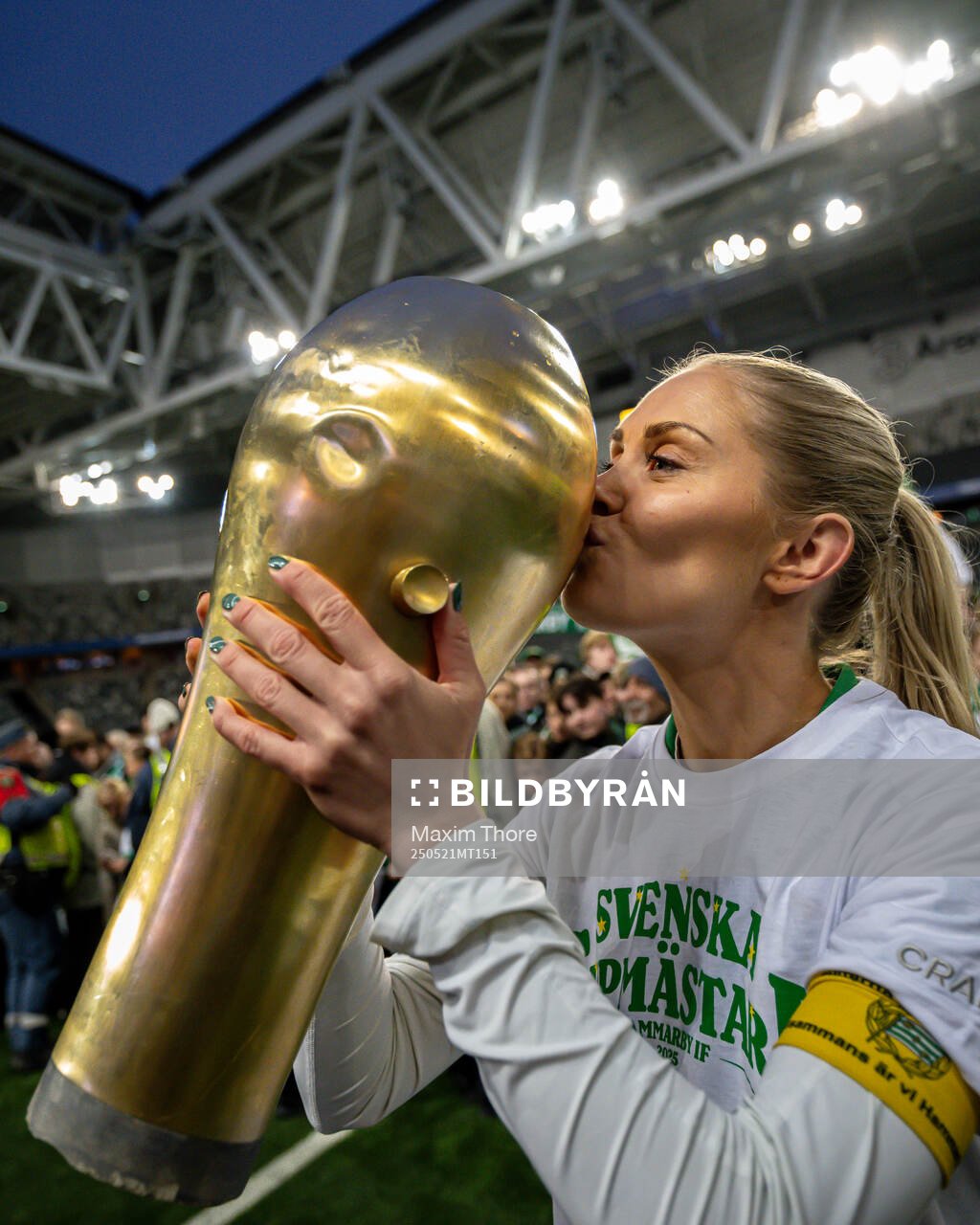 Hammarbys Alice Carlsson kysser pokalen efter finalen i Svenska Cupen mellan Hammarby och IFK Norrköping den 21 maj 2025 i Stockholm.