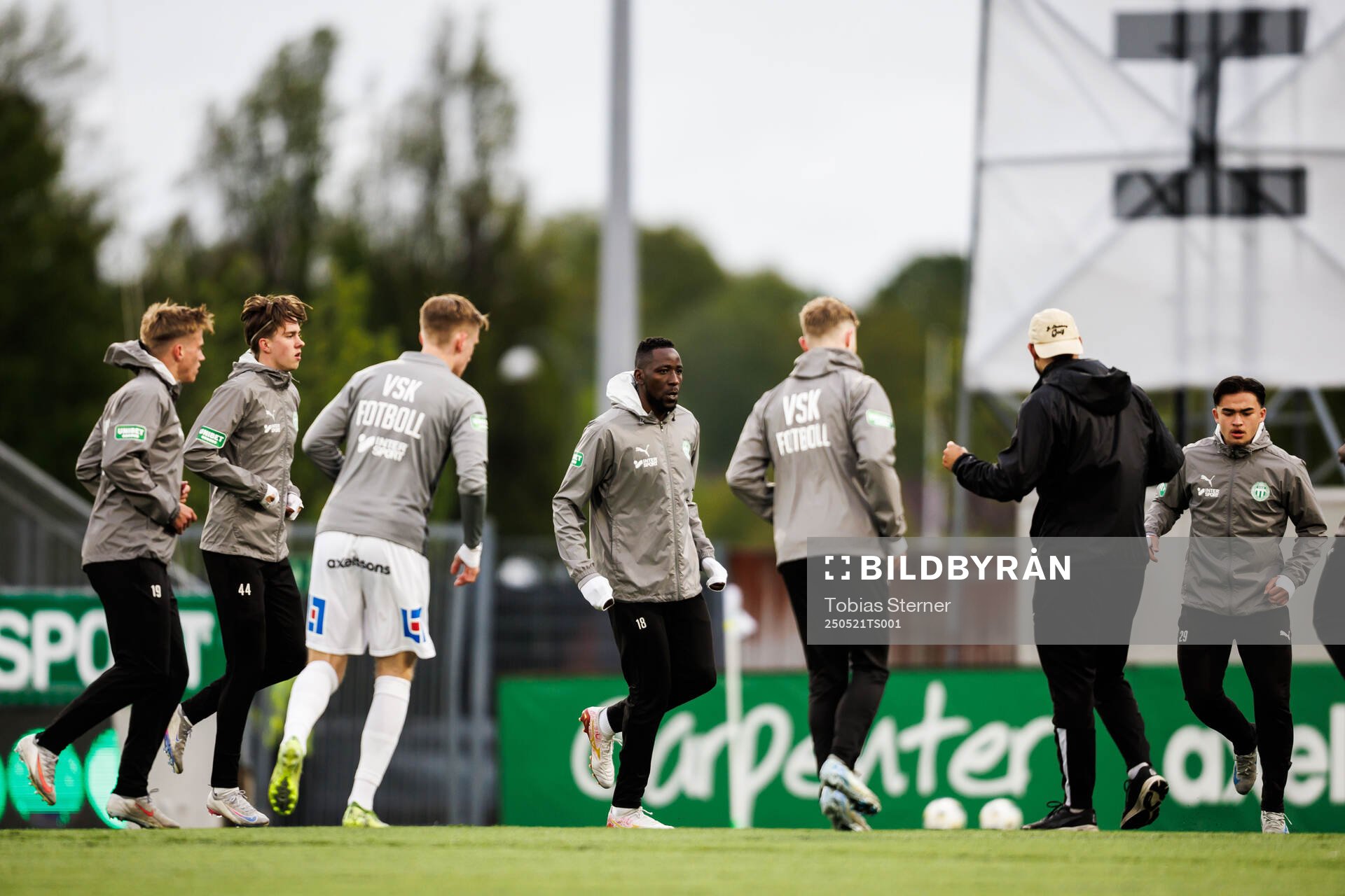 Västerås spelare inför fotbollsmatchen i Superettan mellan Västerås och Östersund den 21 maj 2025 i Västerås. 