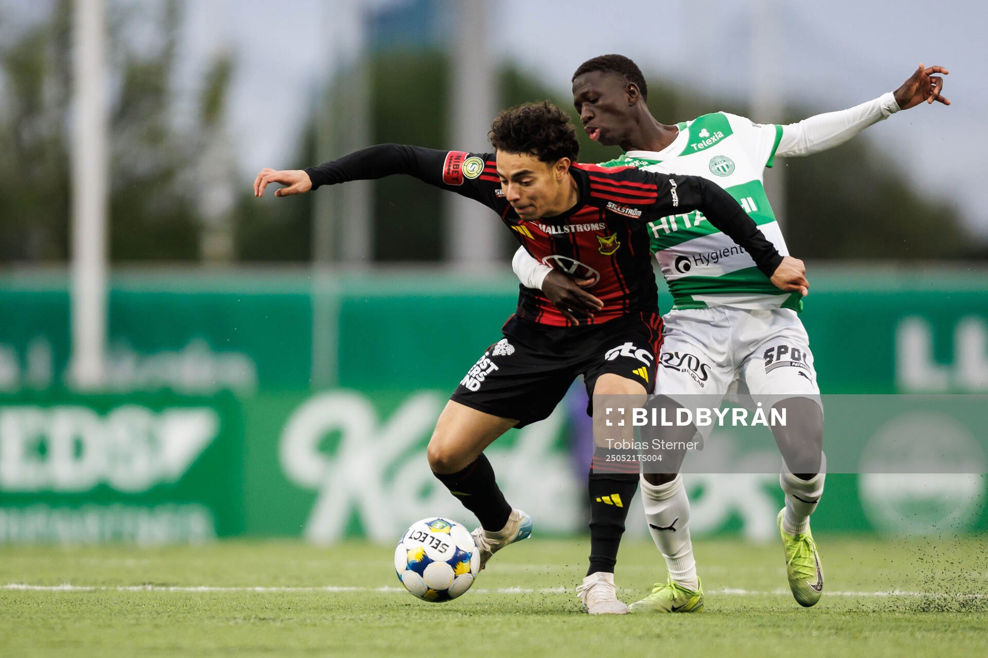 Östersunds Mohamed Bawa och Västerås Mamadou Ousmane Diagne under fotbollsmatchen i Superettan mellan Västerås och Östersund den 21 maj 2025 i Västerås.