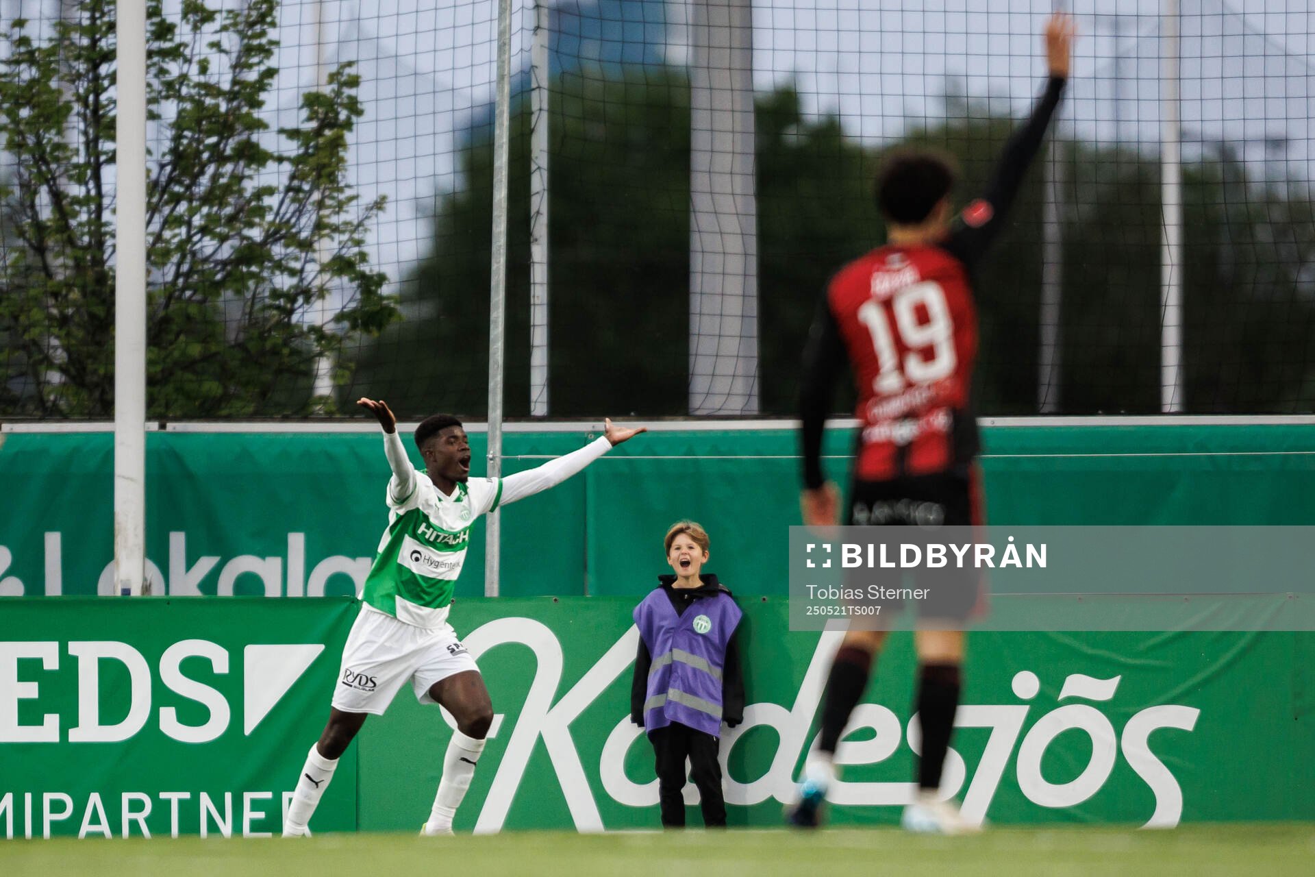 Västerås Aaron Le Forestier Banind Bibout reagerar efter bortdömt mål under fotbollsmatchen i Superettan mellan Västerås och Östersund den 21 maj 2025 i Västerås.