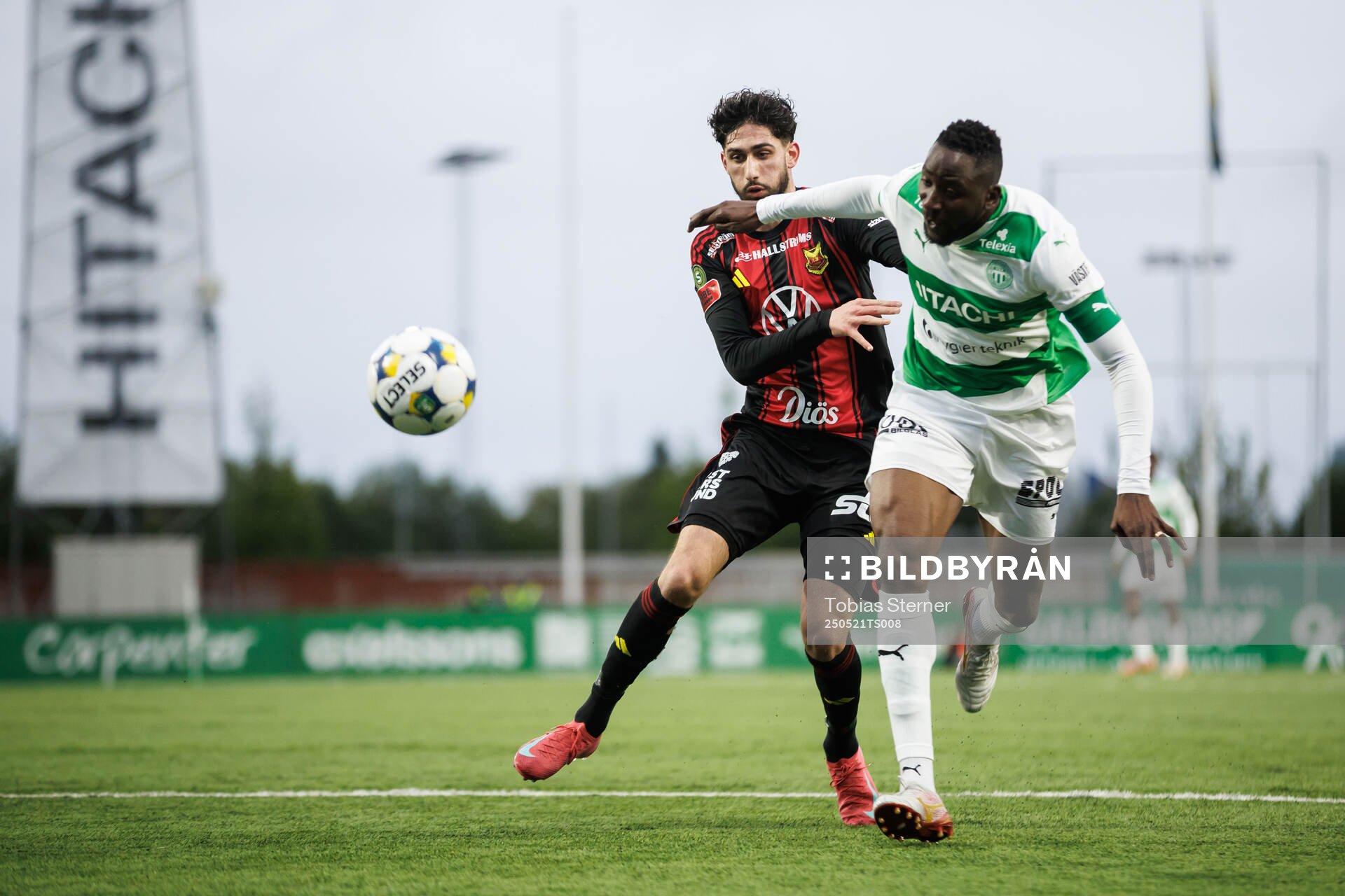 Östersunds Edgar Sarkis Navassardian och Västerås Frederic Nsabiyumva under fotbollsmatchen i Superettan mellan Västerås och Östersund den 21 maj 2025 i Västerås.