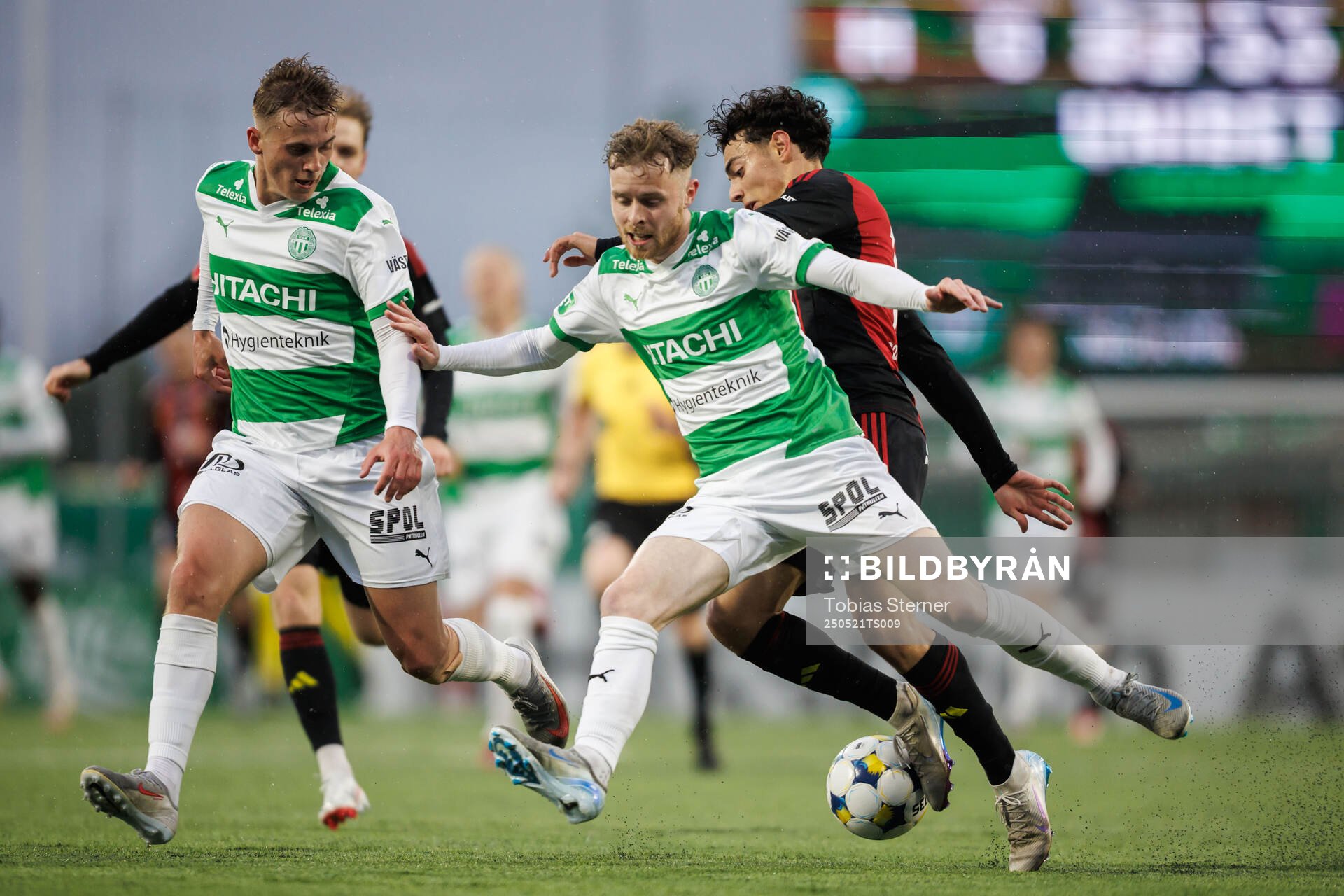 Västerås Jens Magnusson och Victor Wernersson mot Östersunds Mohamed Bawa under fotbollsmatchen i Superettan mellan Västerås och Östersund den 21 maj 2025 i Västerås.