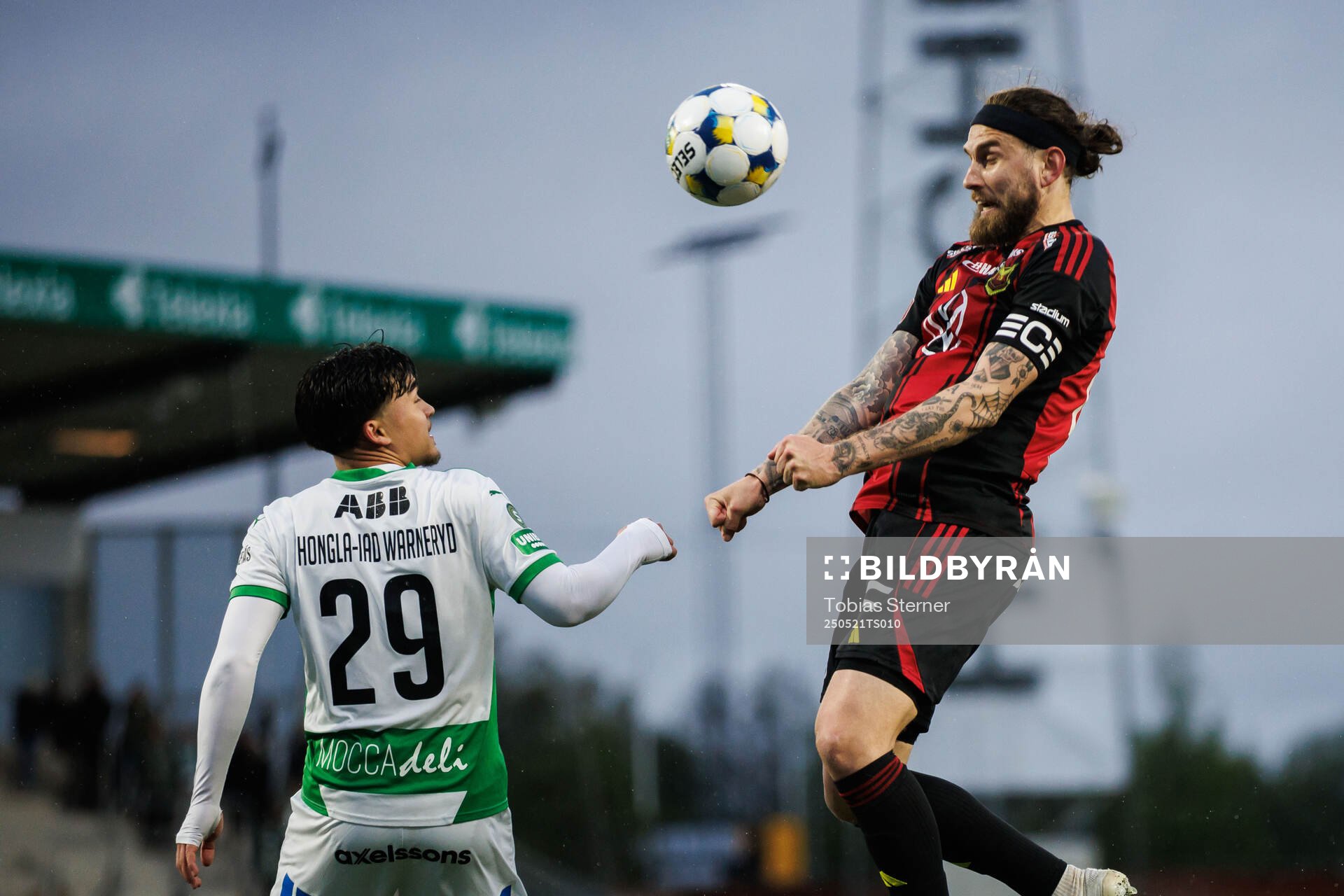 Västerås Alexander Thongla-Iad Warneryd och Östersunds Ali Suljic under fotbollsmatchen i Superettan mellan Västerås och Östersund den 21 maj 2025 i Västerås.
