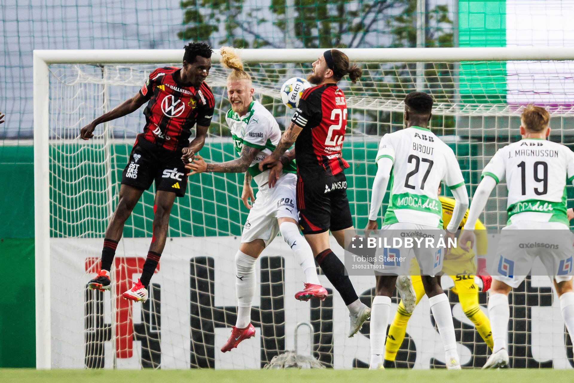 Västerås Tim Hartzell och Östersunds Ali Suljic under fotbollsmatchen i Superettan mellan Västerås och Östersund den 21 maj 2025 i Västerås.