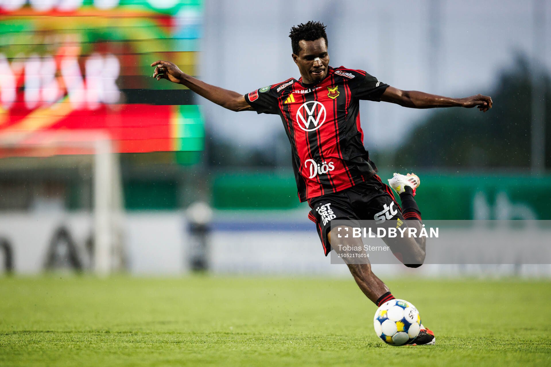 Östersunds Sunday Anyanwu under fotbollsmatchen i Superettan mellan Västerås och Östersund den 21 maj 2025 i Västerås. 