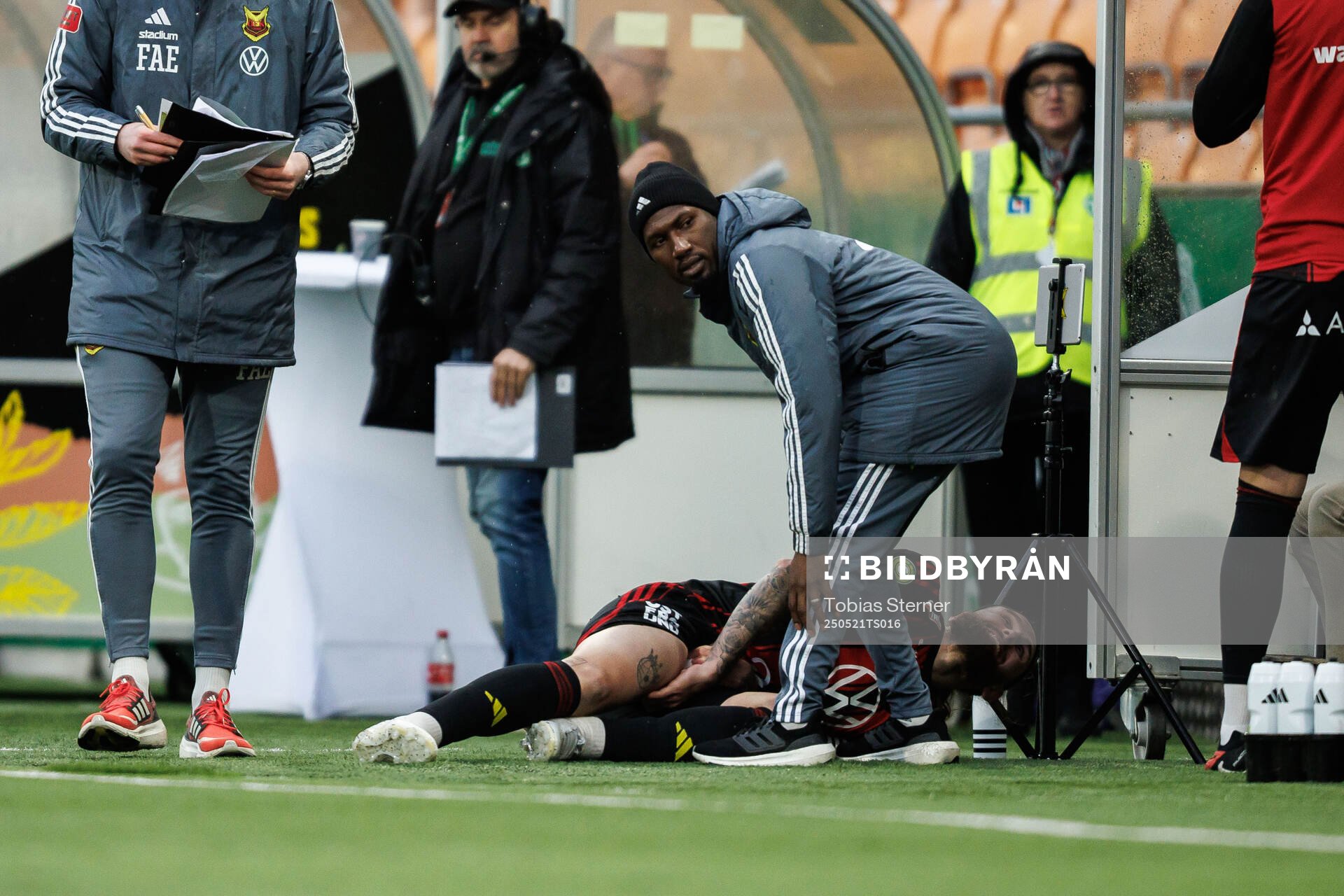 Östersunds Ali Suljic har ont under fotbollsmatchen i Superettan mellan Västerås och Östersund den 21 maj 2025 i Västerås. 
