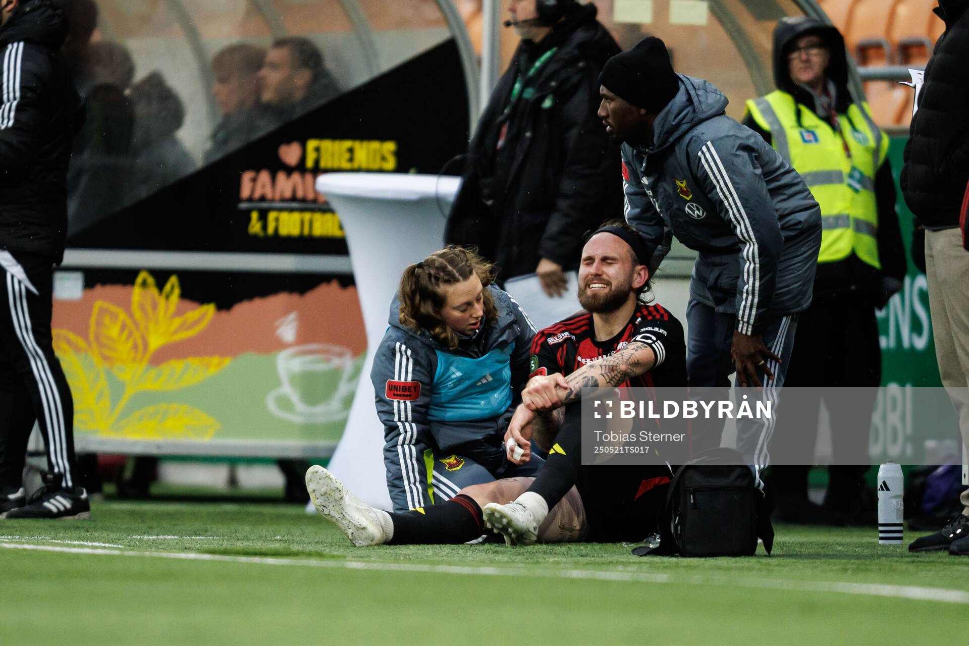 Östersunds Ali Suljic har ont under fotbollsmatchen i Superettan mellan Västerås och Östersund den 21 maj 2025 i Västerås. 