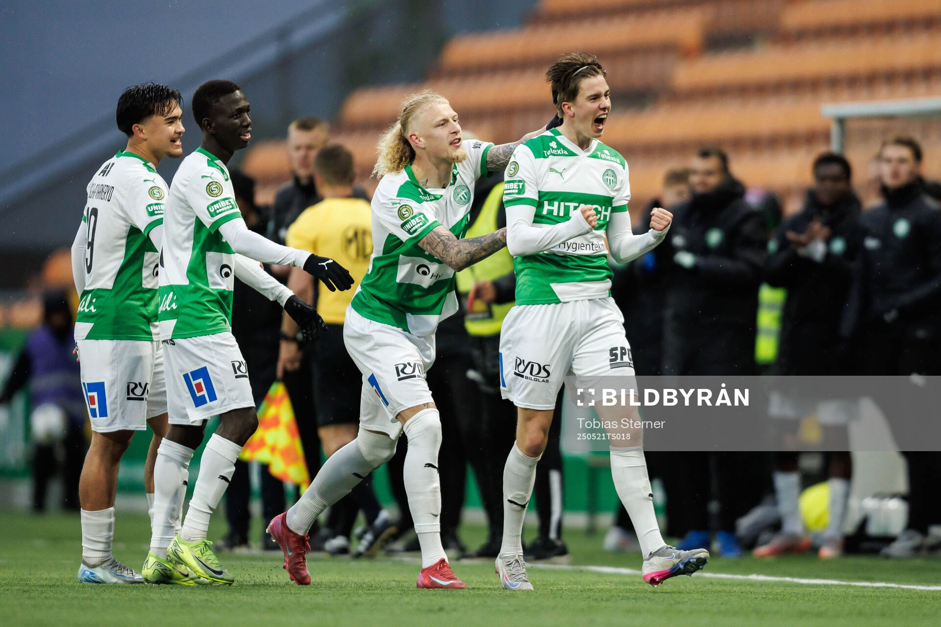 Västerås Max Larsson jublar med Tim Hartzell
