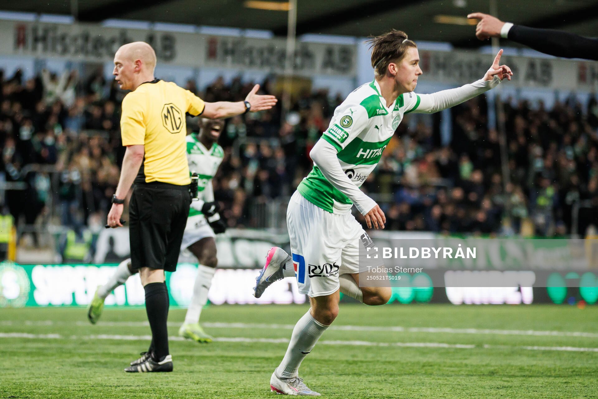 Västerås Max Larsson jublar efter 1-0 under fotbollsmatchen i Superettan mellan Västerås och Östersund den 21 maj 2025 i Västerås. 