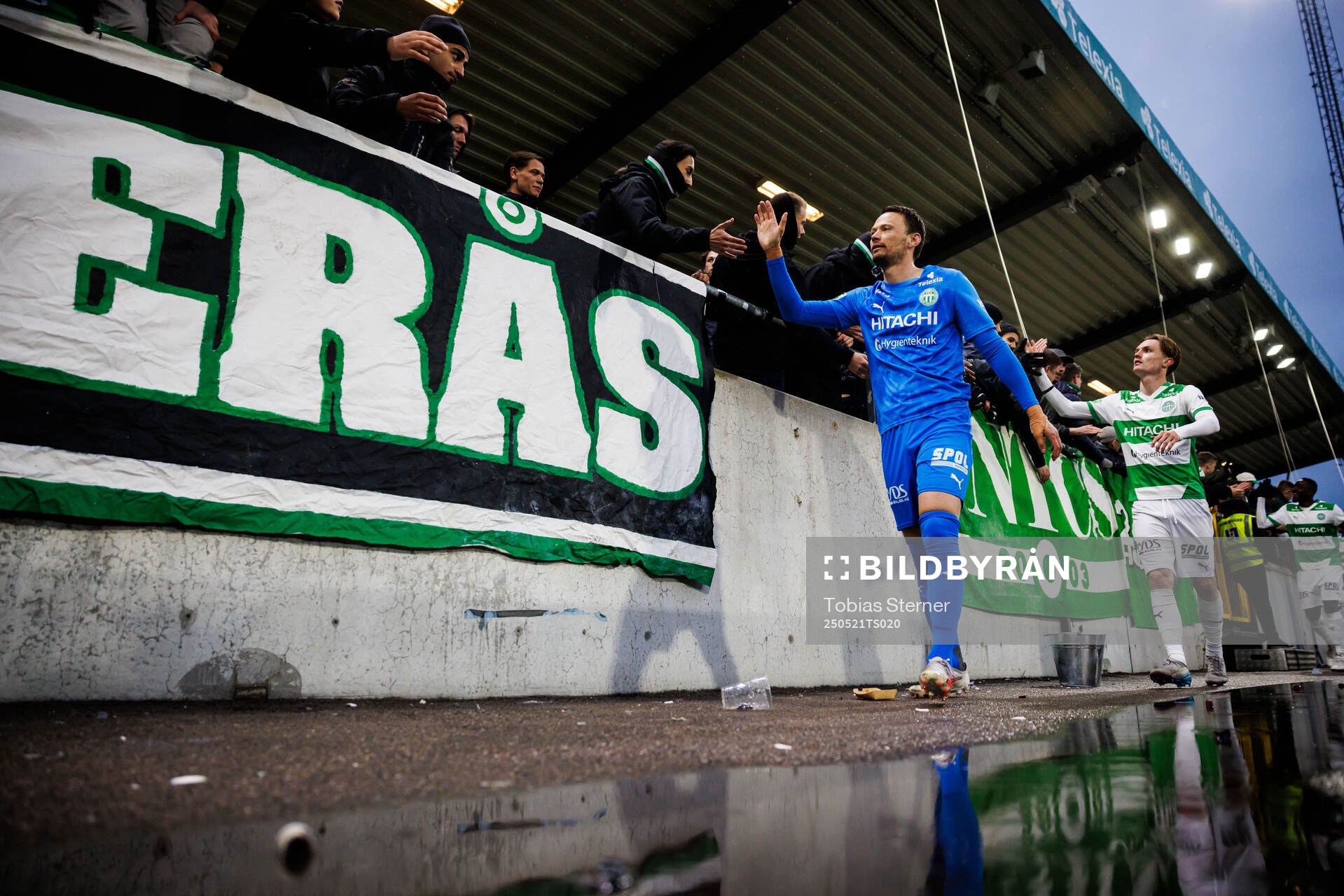 Västerås målvakt Anton Fagerström jublar efter fotbollsmatchen i Superettan mellan Västerås och Östersund den 21 maj 2025 i Västerås. 