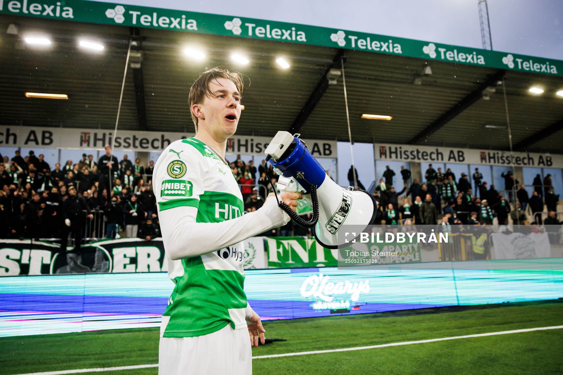 Västerås Max Larsson jublar efter fotbollsmatchen i Superettan mellan Västerås och Östersund den 21 maj 2025 i Västerås. 