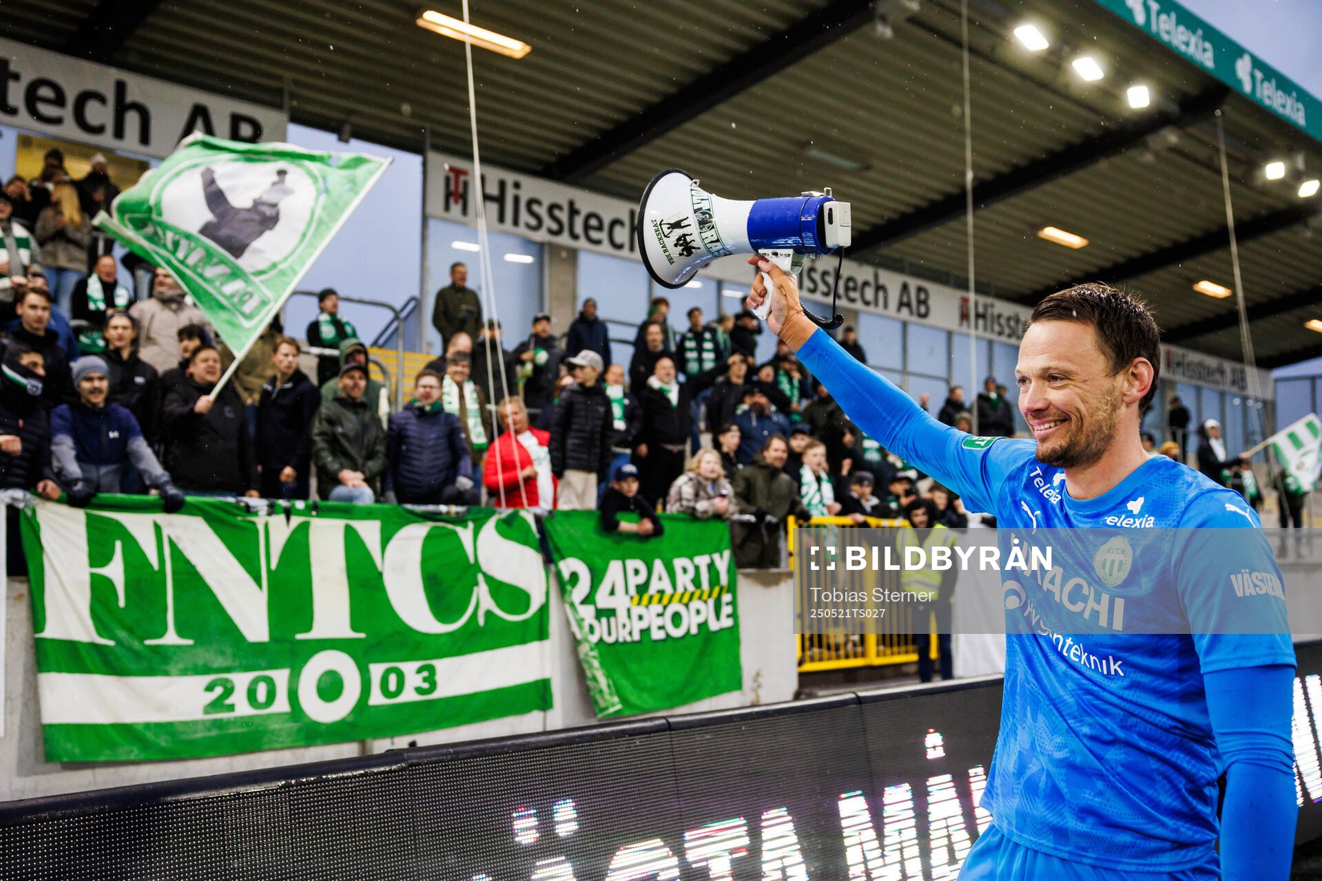 Västerås målvakt Anton Fagerström jublar efter fotbollsmatchen i Superettan mellan Västerås och Östersund den 21 maj 2025 i Västerås. 
