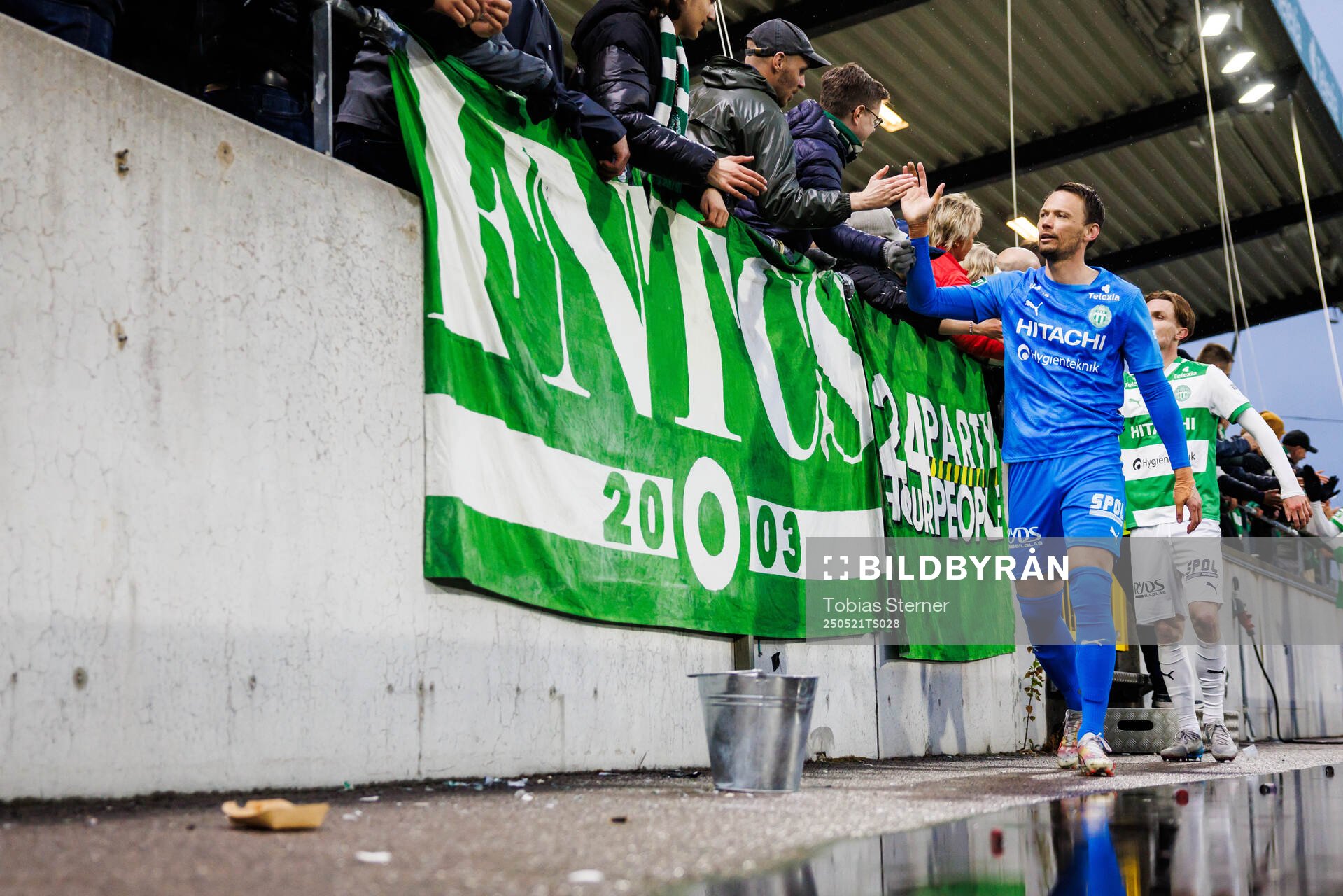 Västerås målvakt Anton Fagerström jublar efter fotbollsmatchen i Superettan mellan Västerås och Östersund den 21 maj 2025 i Västerås. 