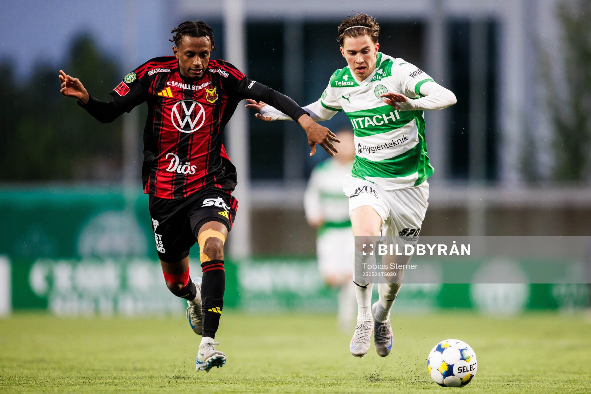 Östersunds Eseg Yossief Worke och Västerås Max Larsson under fotbollsmatchen i Superettan mellan Västerås och Östersund den 21 maj 2025 i Västerås.