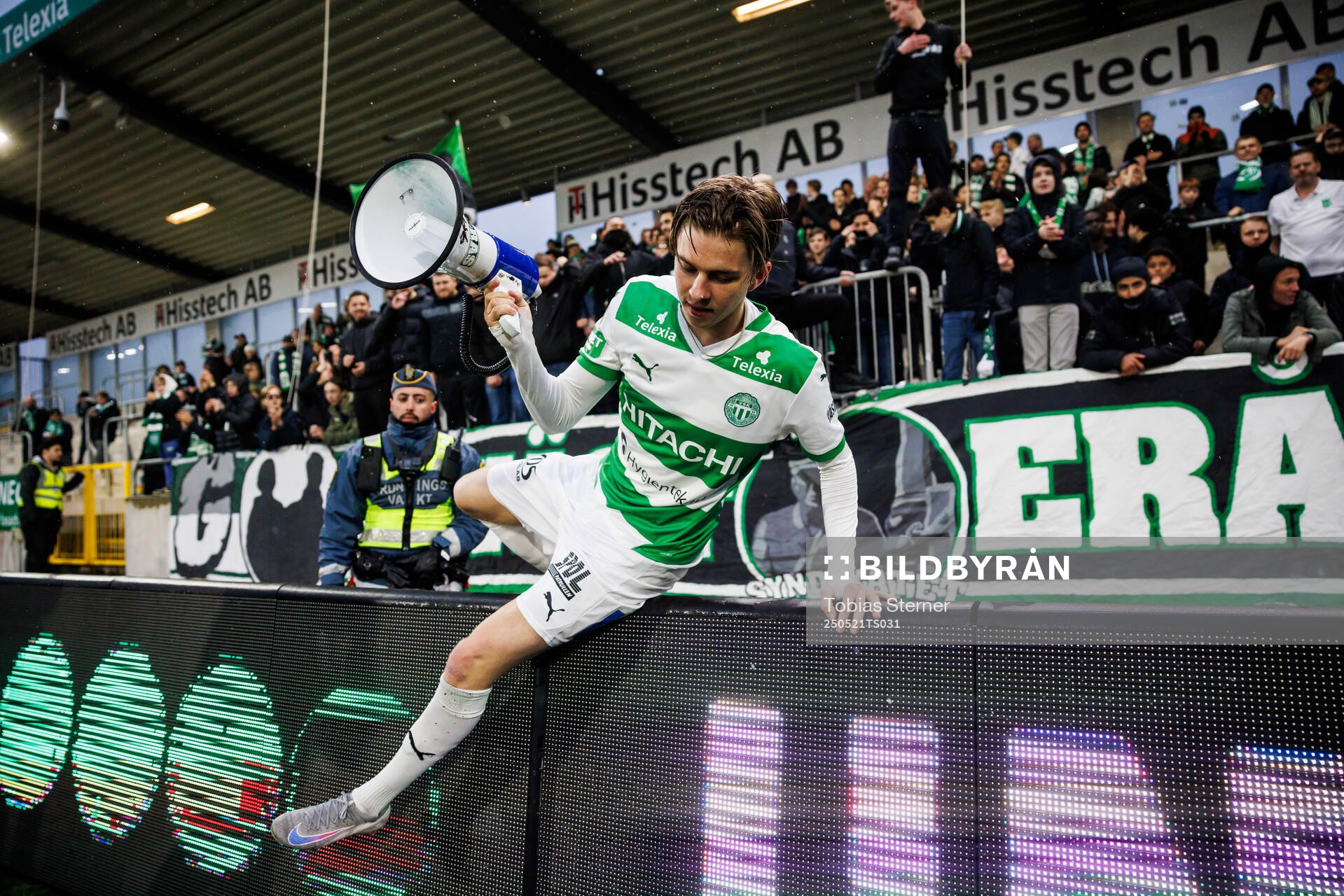Västerås Max Larsson jublar efter fotbollsmatchen i Superettan mellan Västerås och Östersund den 21 maj 2025 i Västerås. 