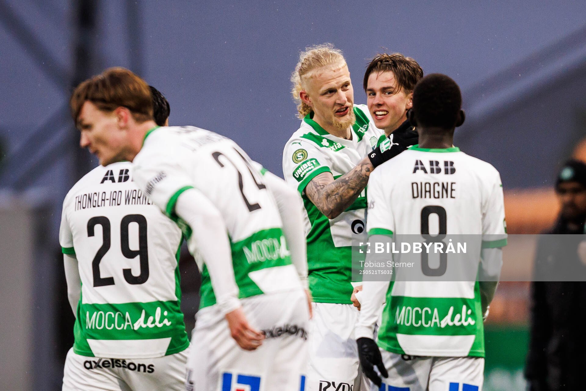Västerås Max Larsson jublar efter 1-0 under fotbollsmatchen i Superettan mellan Västerås och Östersund den 21 maj 2025 i Västerås. 