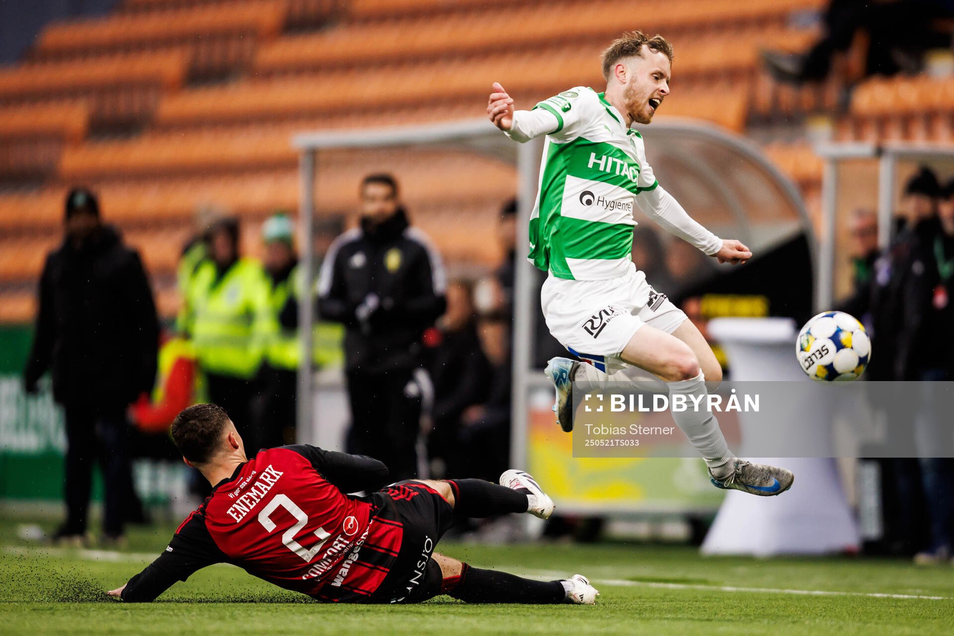 Östersunds Christian Enemark och Västerås Victor Wernersson under fotbollsmatchen i Superettan mellan Västerås och Östersund den 21 maj 2025 i Västerås.