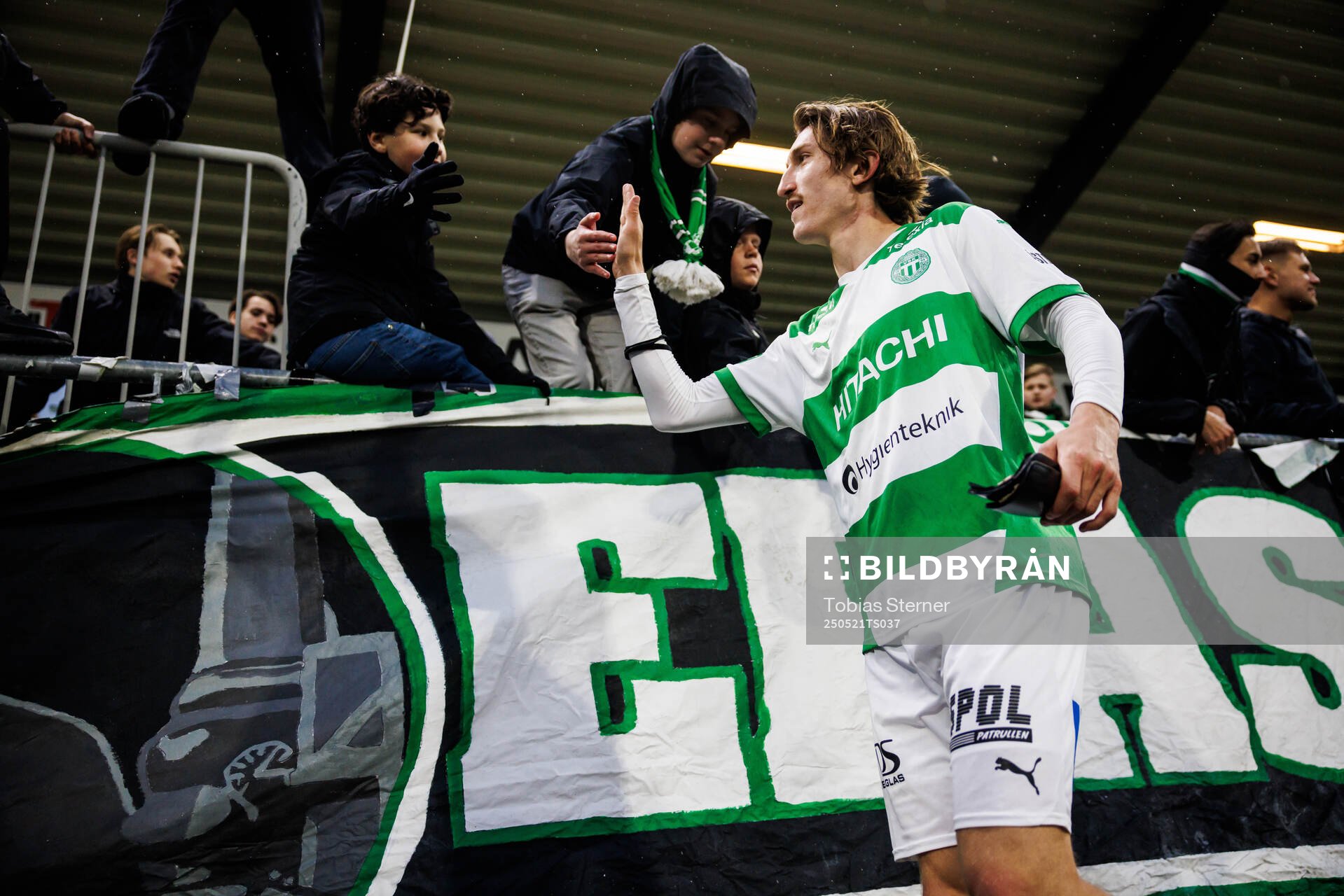 Västerås Hugo Engström jublar efter fotbollsmatchen i Superettan mellan Västerås och Östersund den 21 maj 2025 i Västerås. 