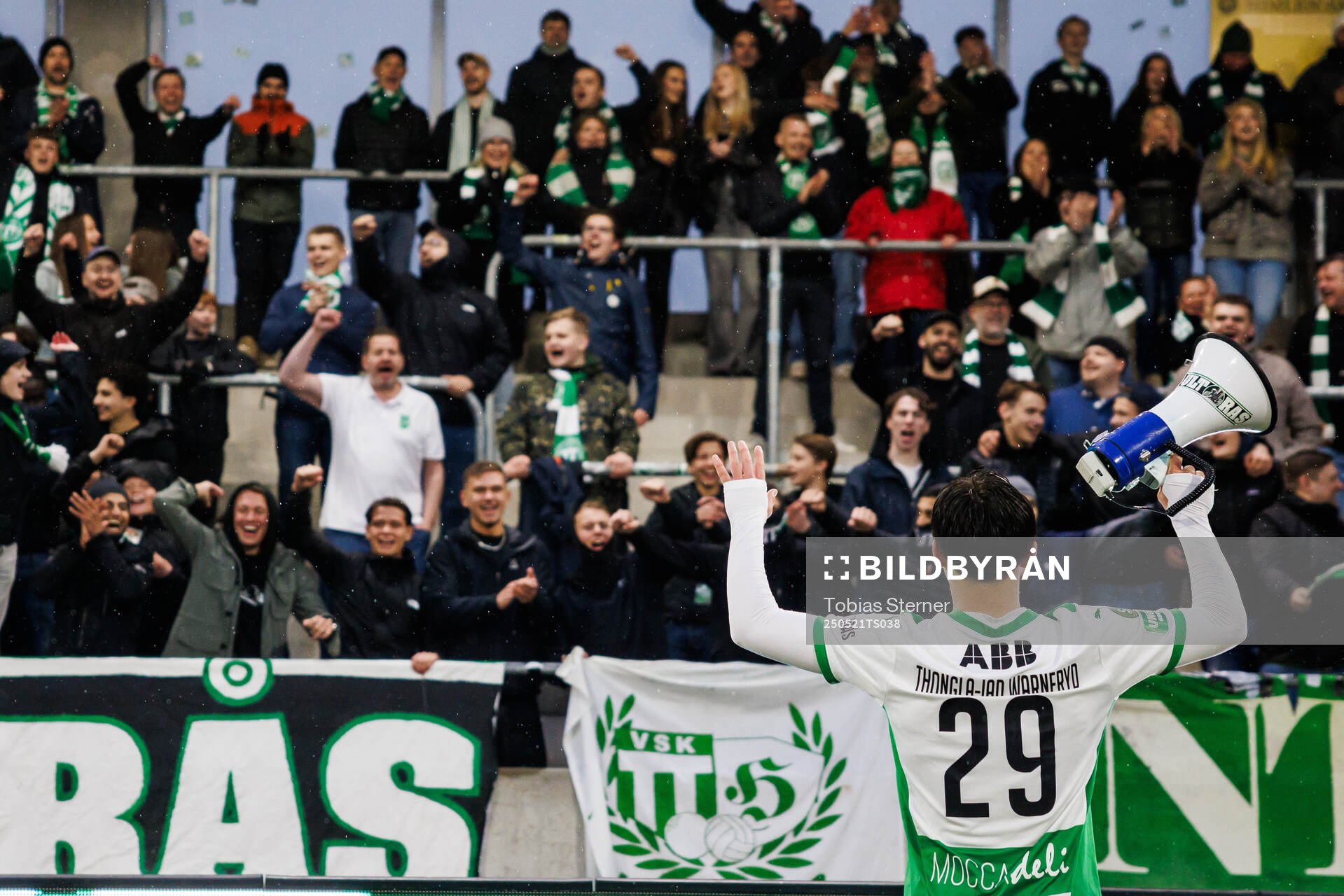 Västerås Alexander Thongla-Iad Warneryd jublar efter fotbollsmatchen i Superettan mellan Västerås och Östersund den 21 maj 2025 i Västerås.