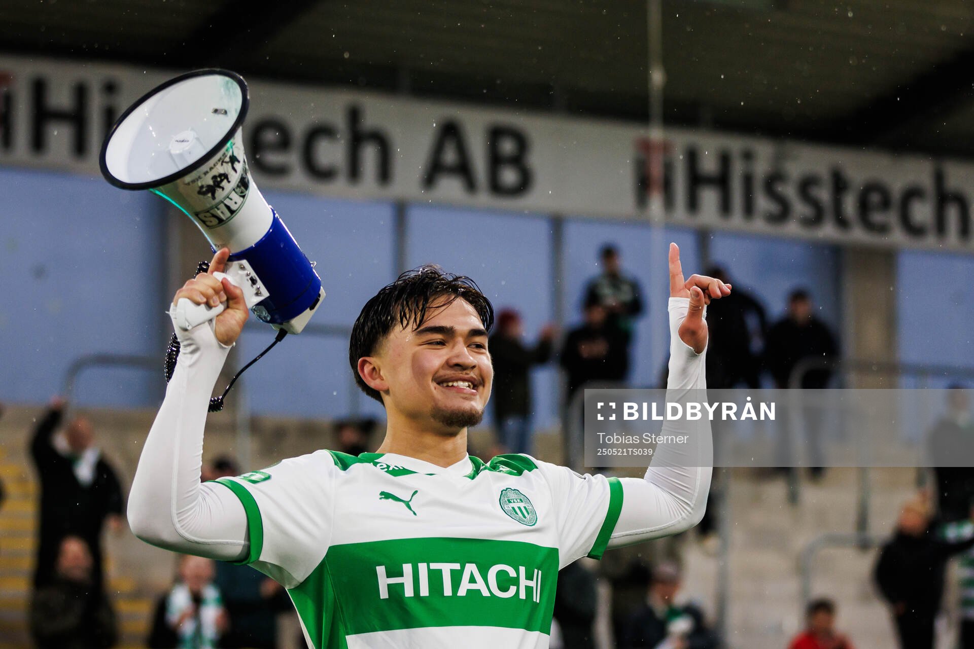 Västerås Alexander Thongla-Iad Warneryd jublar efter fotbollsmatchen i Superettan mellan Västerås och Östersund den 21 maj 2025 i Västerås.