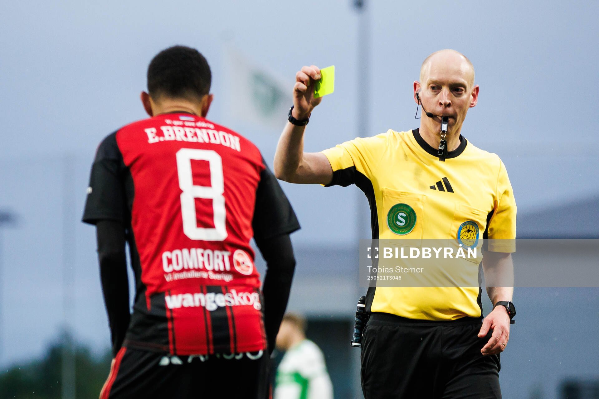 Domare Per Melin delar ut ett gult kort till Östersunds