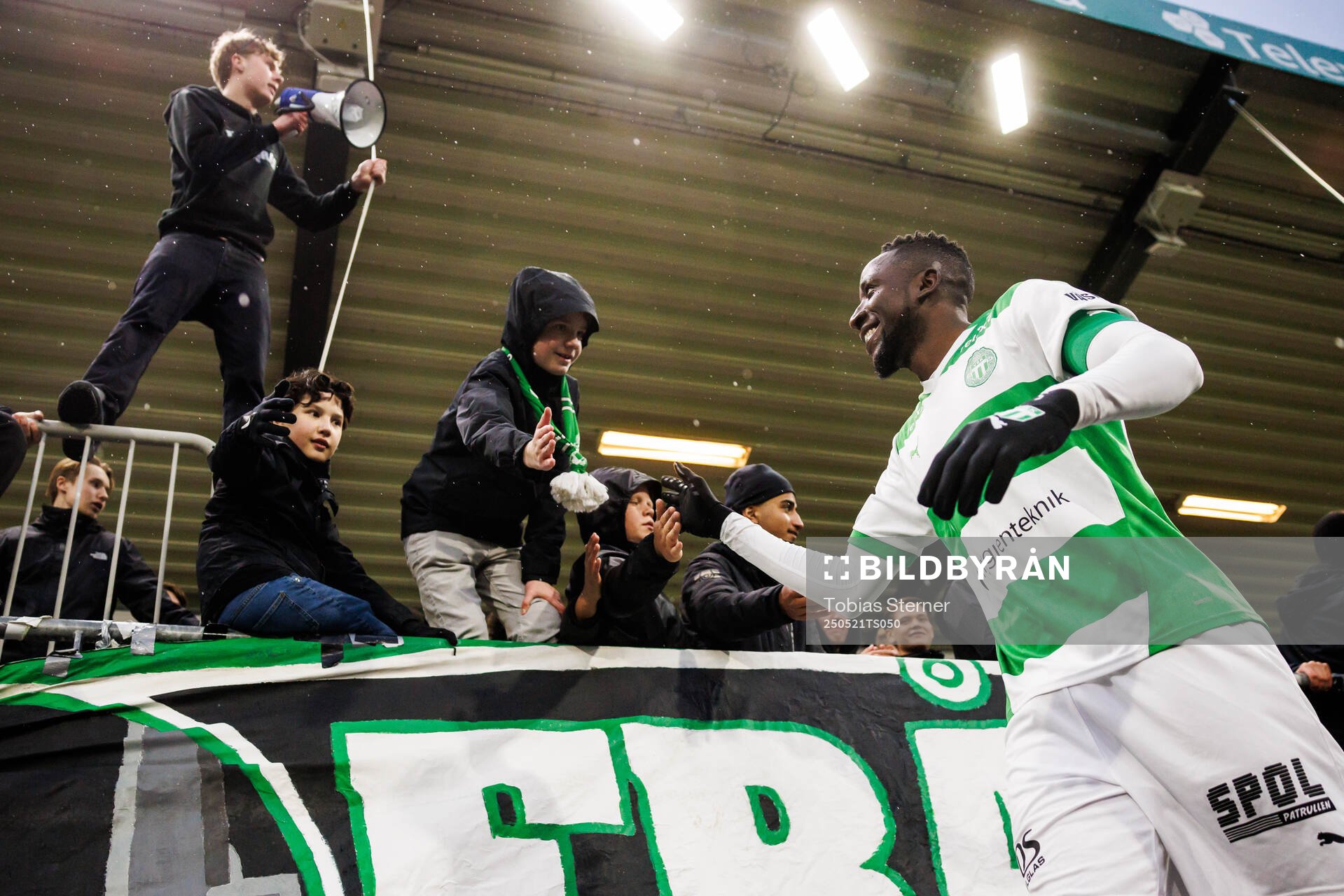 Västerås Frederic Nsabiyumva jublar efter fotbollsmatchen i Superettan mellan Västerås och Östersund den 21 maj 2025 i Västerås. 