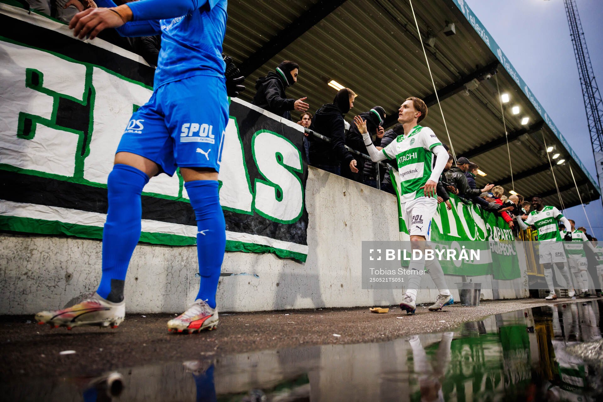 Västerås Julius Johansson jublar efter fotbollsmatchen i Superettan mellan Västerås och Östersund den 21 maj 2025 i Västerås. 