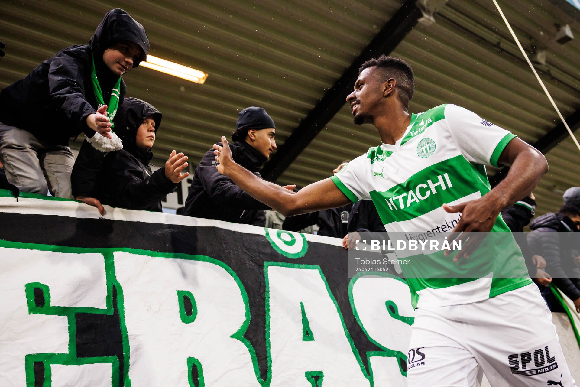 Västerås Bernardo Vilar Estevao Jeronimo jublar efter fotbollsmatchen i Superettan mellan Västerås och Östersund den 21 maj 2025 i Västerås.