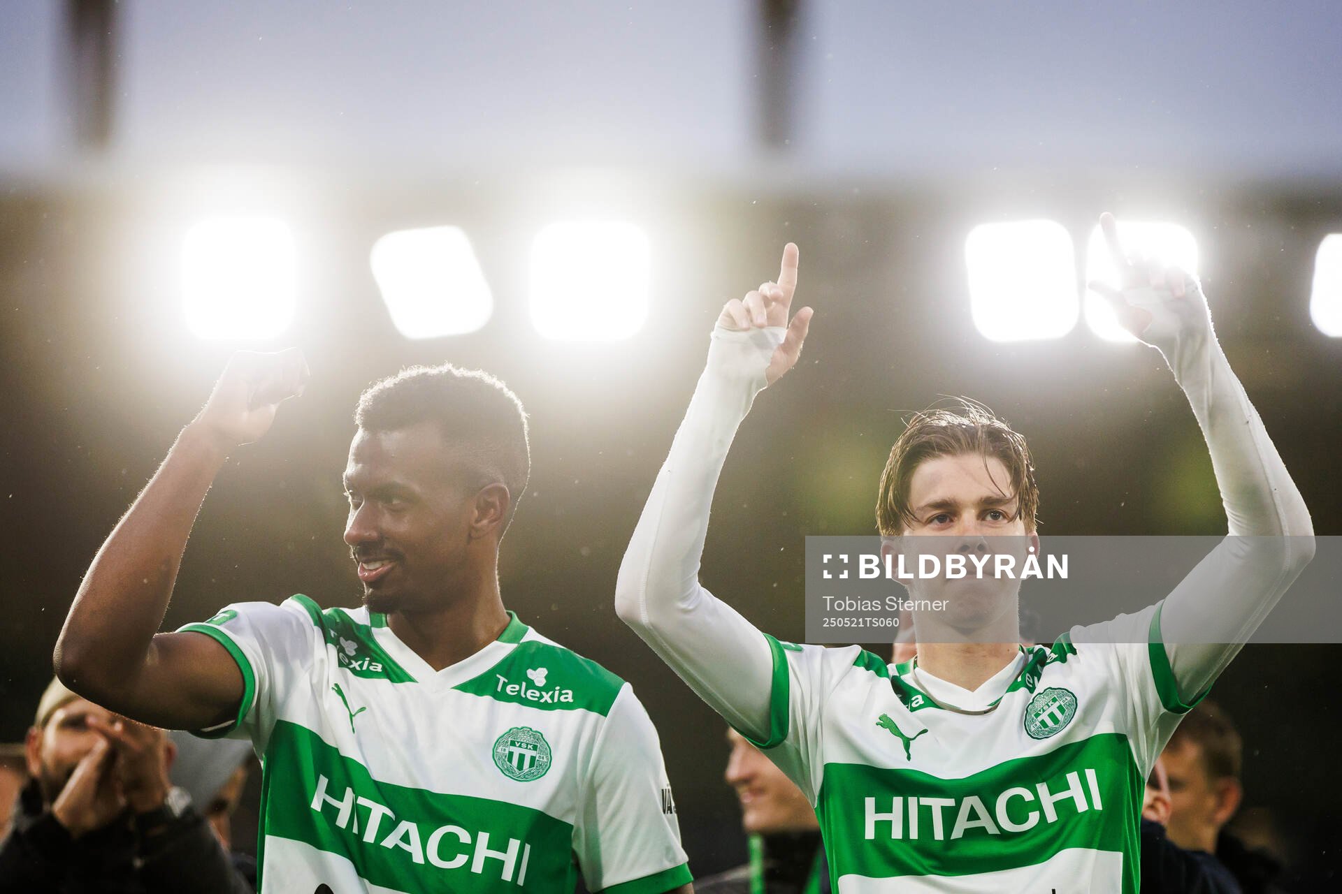 Västerås Bernardo Vilar Estevao Jeronimo och Max Larsson jublar efter fotbollsmatchen i Superettan mellan Västerås och Östersund den 21 maj 2025 i Västerås. 