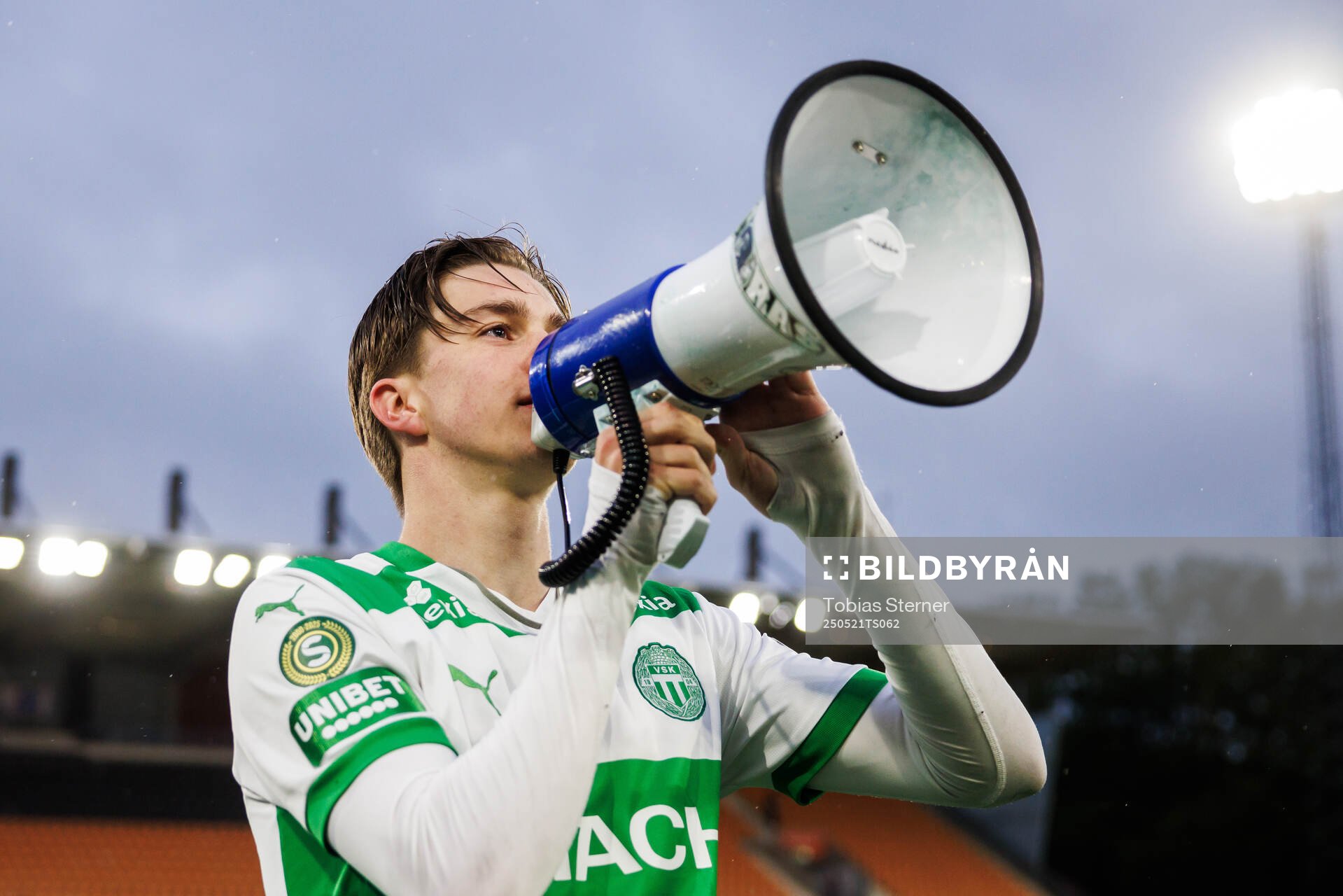 Västerås Max Larsson jublar efter fotbollsmatchen i Superettan mellan Västerås och Östersund den 21 maj 2025 i Västerås. 