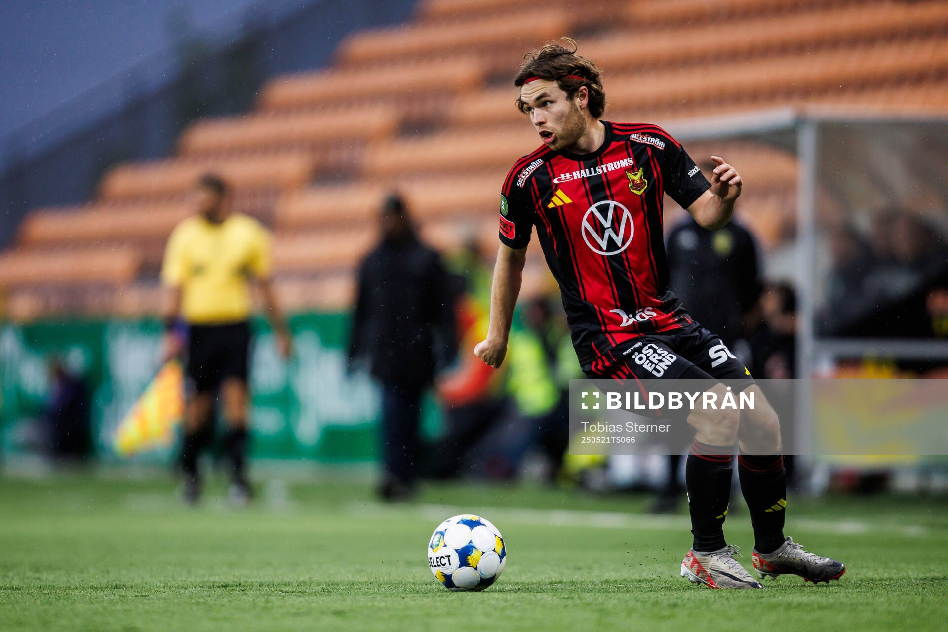 Östersunds Theodor Johansson under fotbollsmatchen i Superettan mellan Västerås och Östersund den 21 maj 2025 i Västerås. 