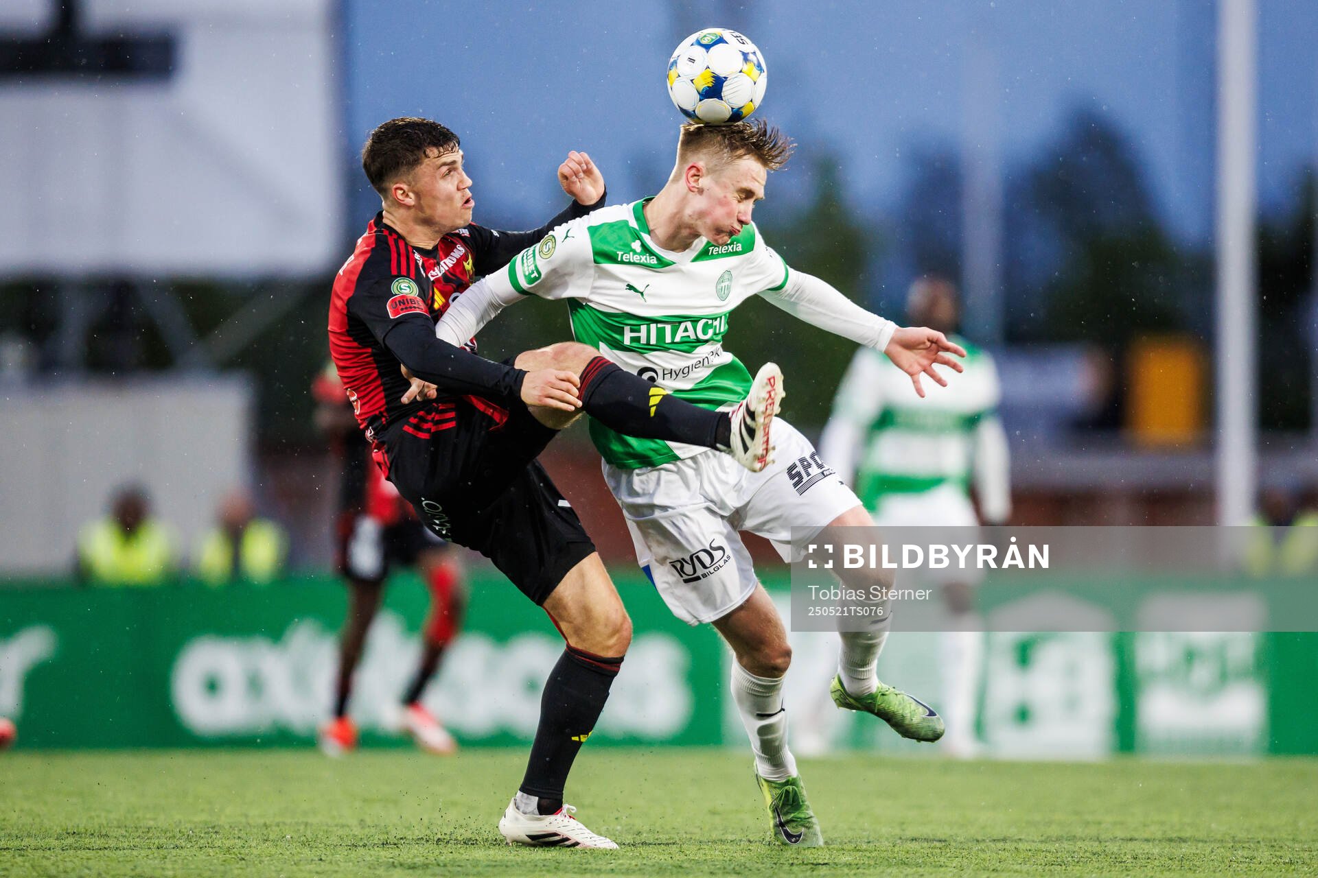Östersunds Christian Enemark och Västerås Karl Gunnarsson under fotbollsmatchen i Superettan mellan Västerås och Östersund den 21 maj 2025 i Västerås. 