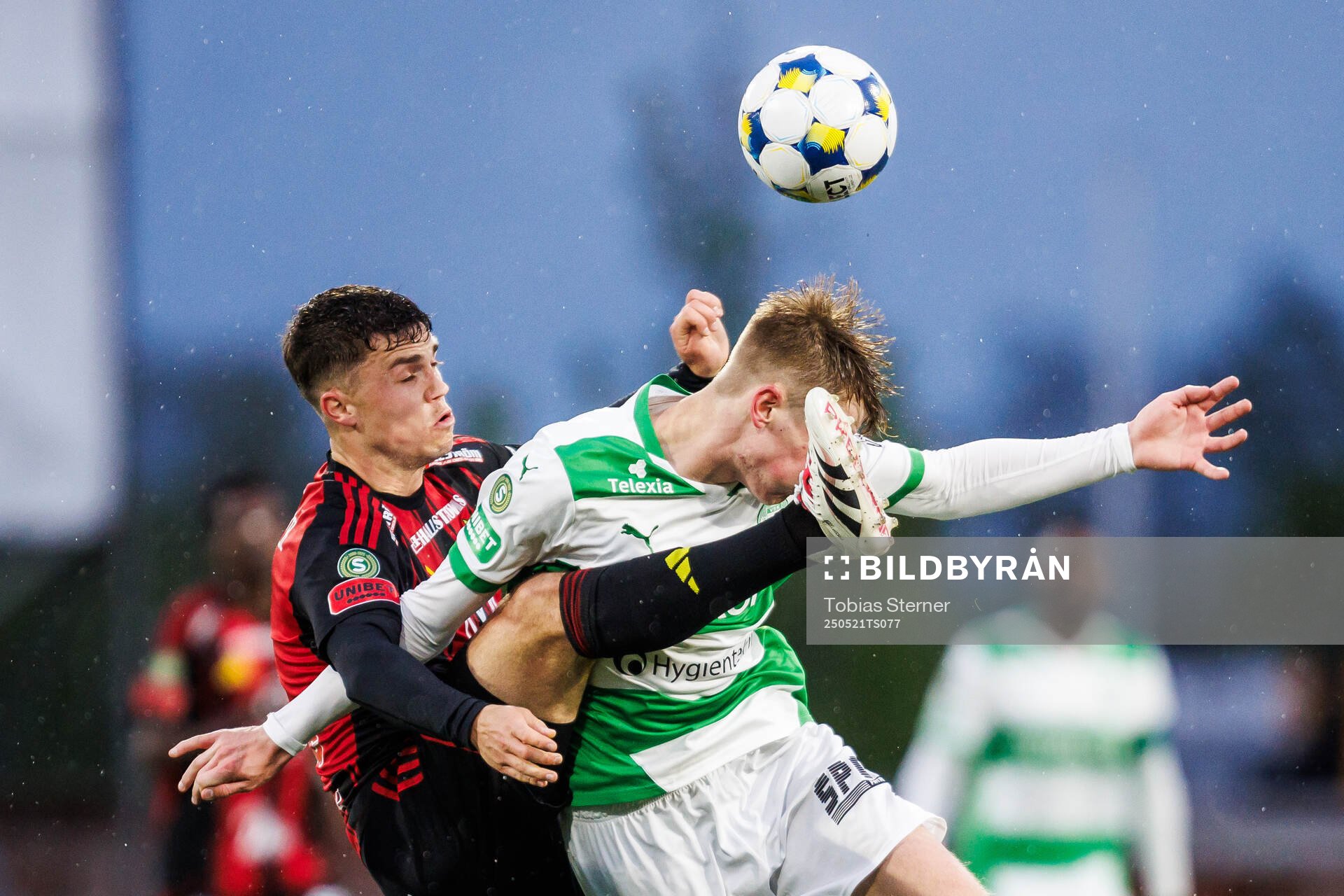 Östersunds Christian Enemark och Västerås Karl Gunnarsson under fotbollsmatchen i Superettan mellan Västerås och Östersund den 21 maj 2025 i Västerås.